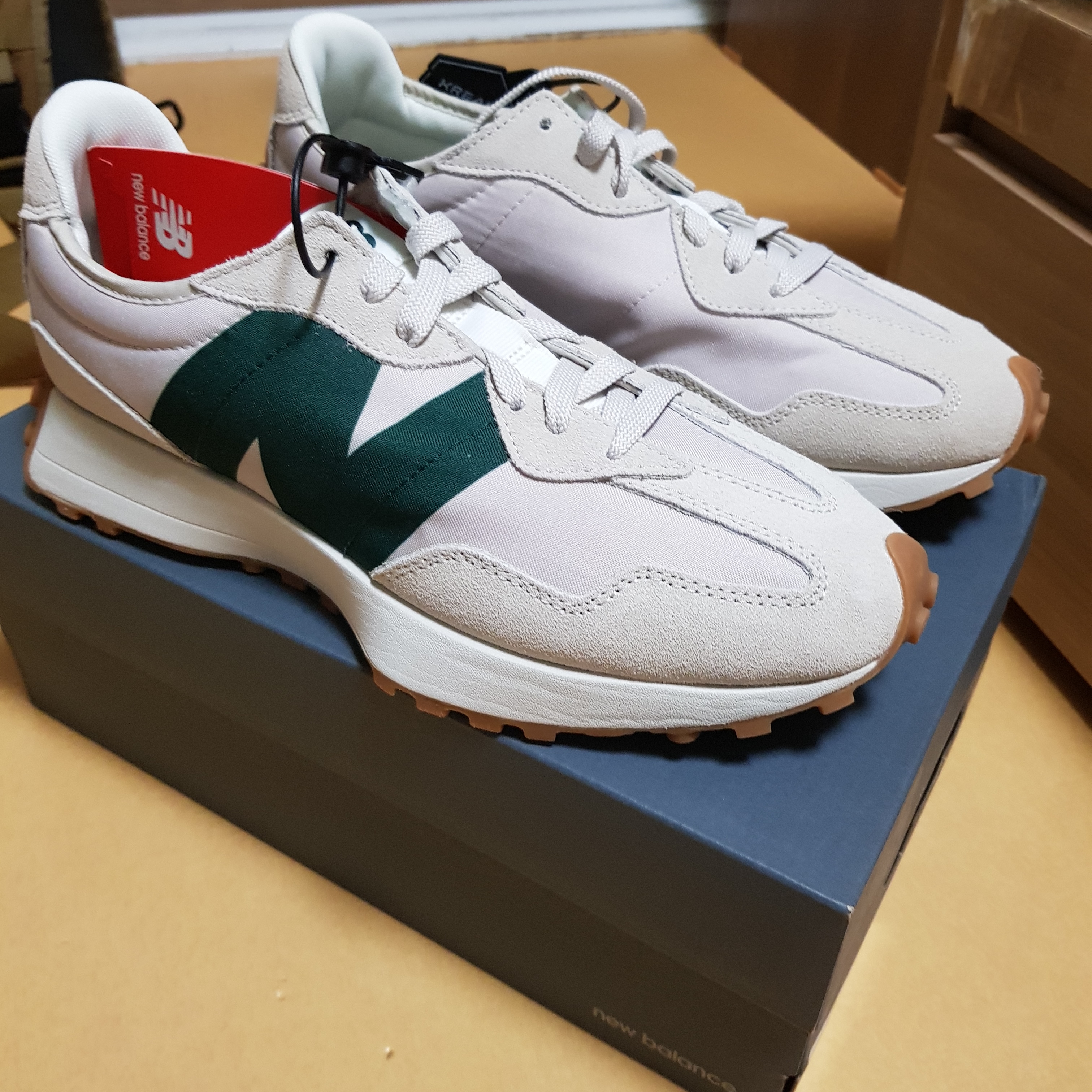 New Balance 327 Timberwolf 착용 스타일 - 2