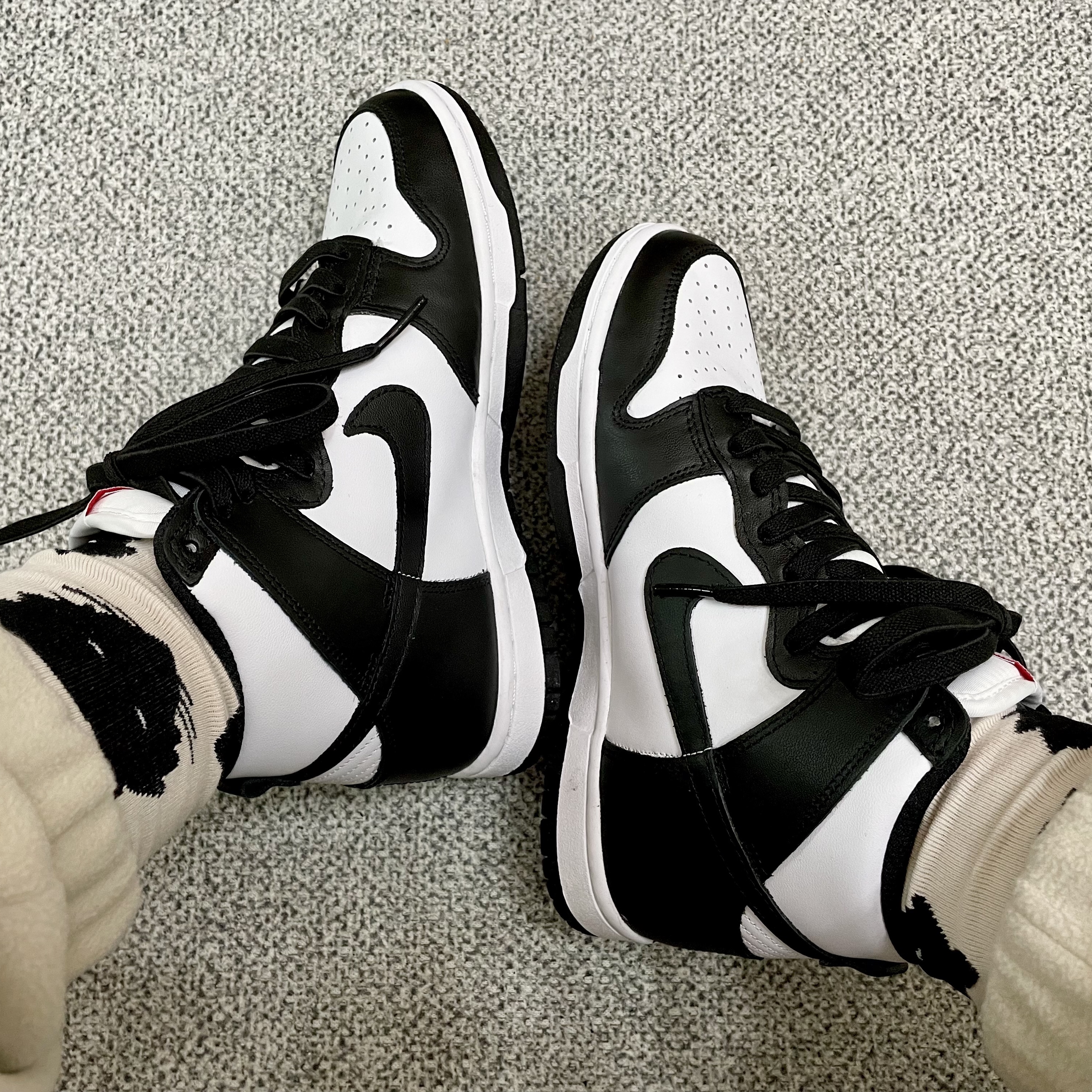 (W) Nike Dunk High Black and White 착용 스타일 - 1