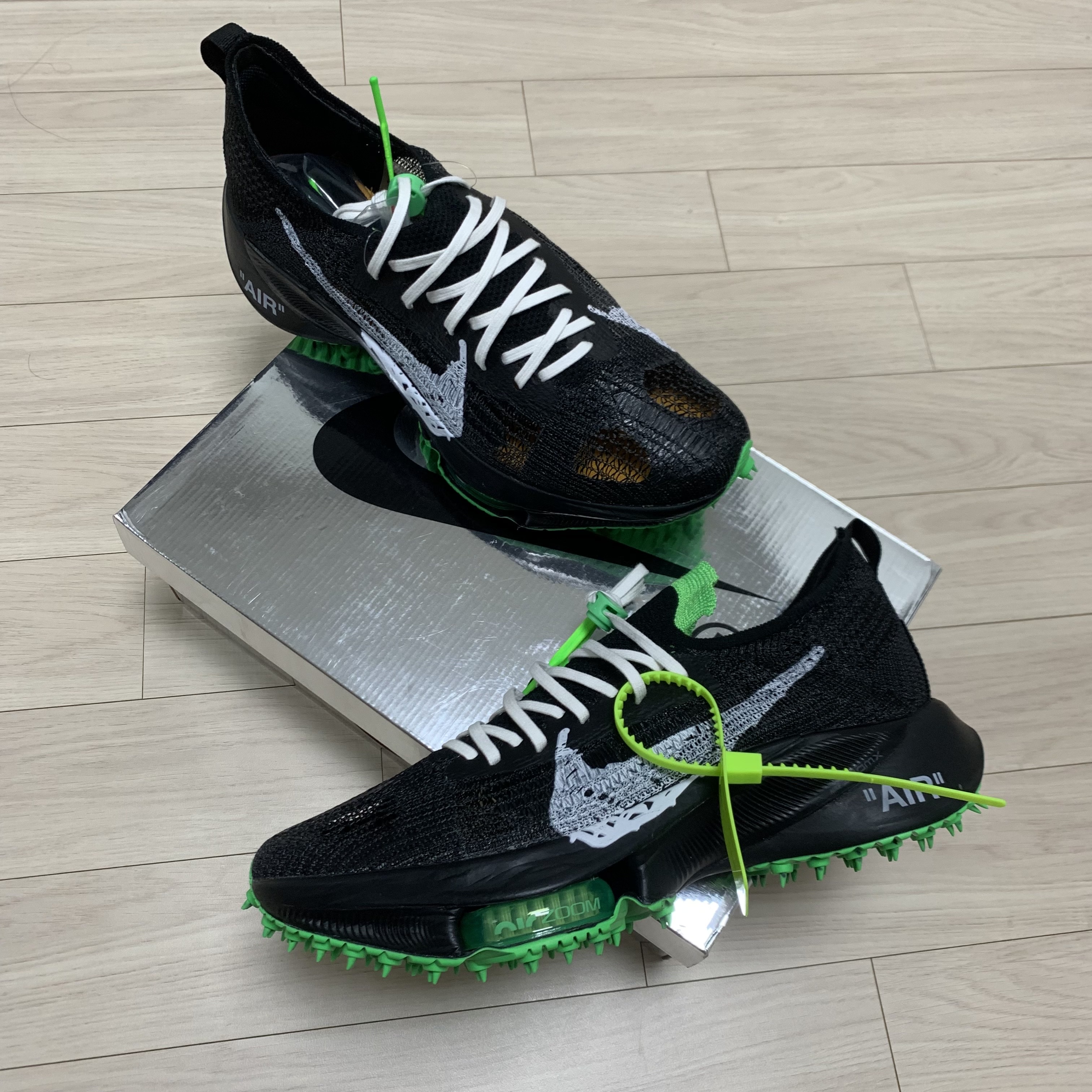 Nike x Off-White Air Zoom Tempo Next% Black 착용 스타일 - 1