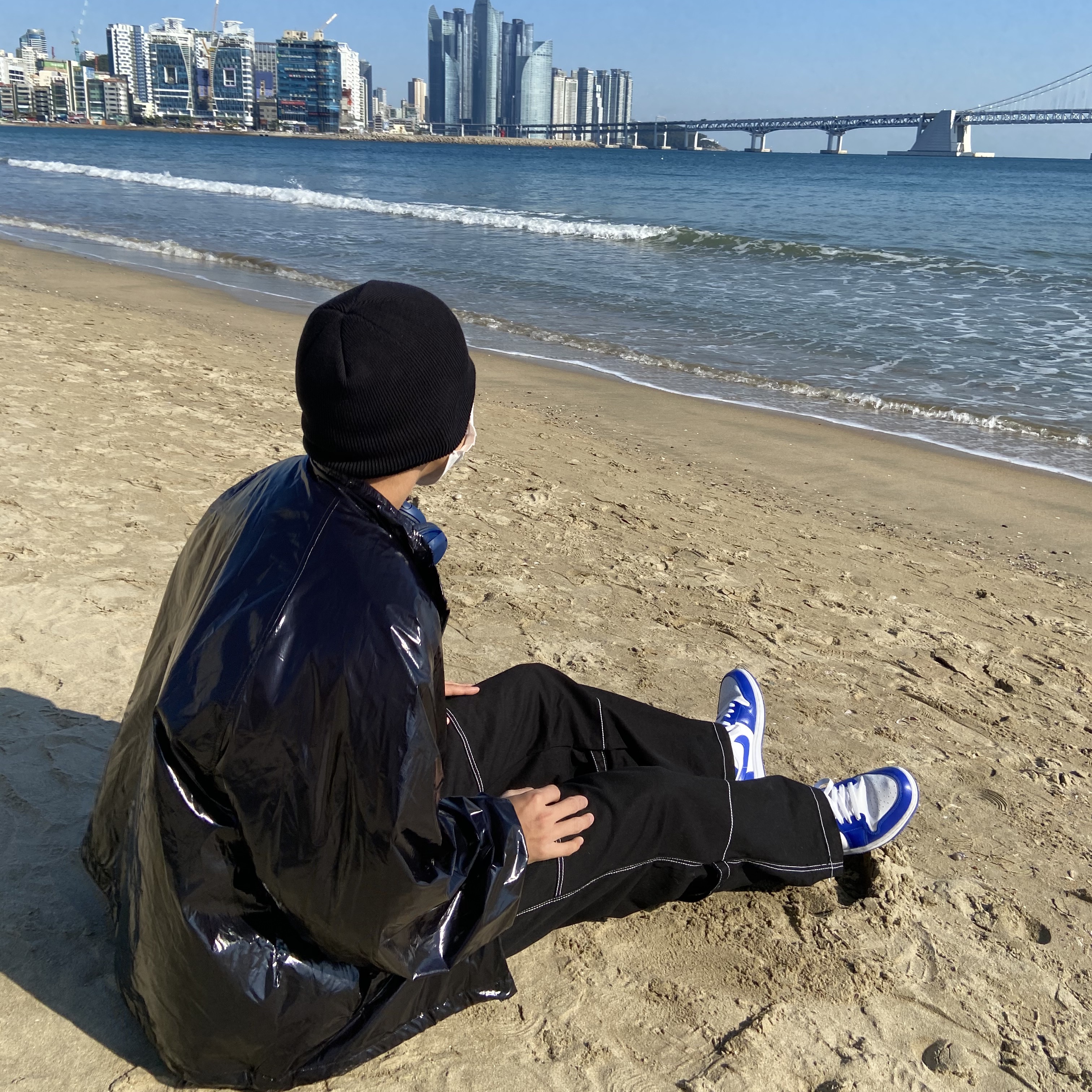 Supreme Big Logo Beanie Black, (W) Jordan 1 Mid White Hyper Royal 착용 스타일 - 3