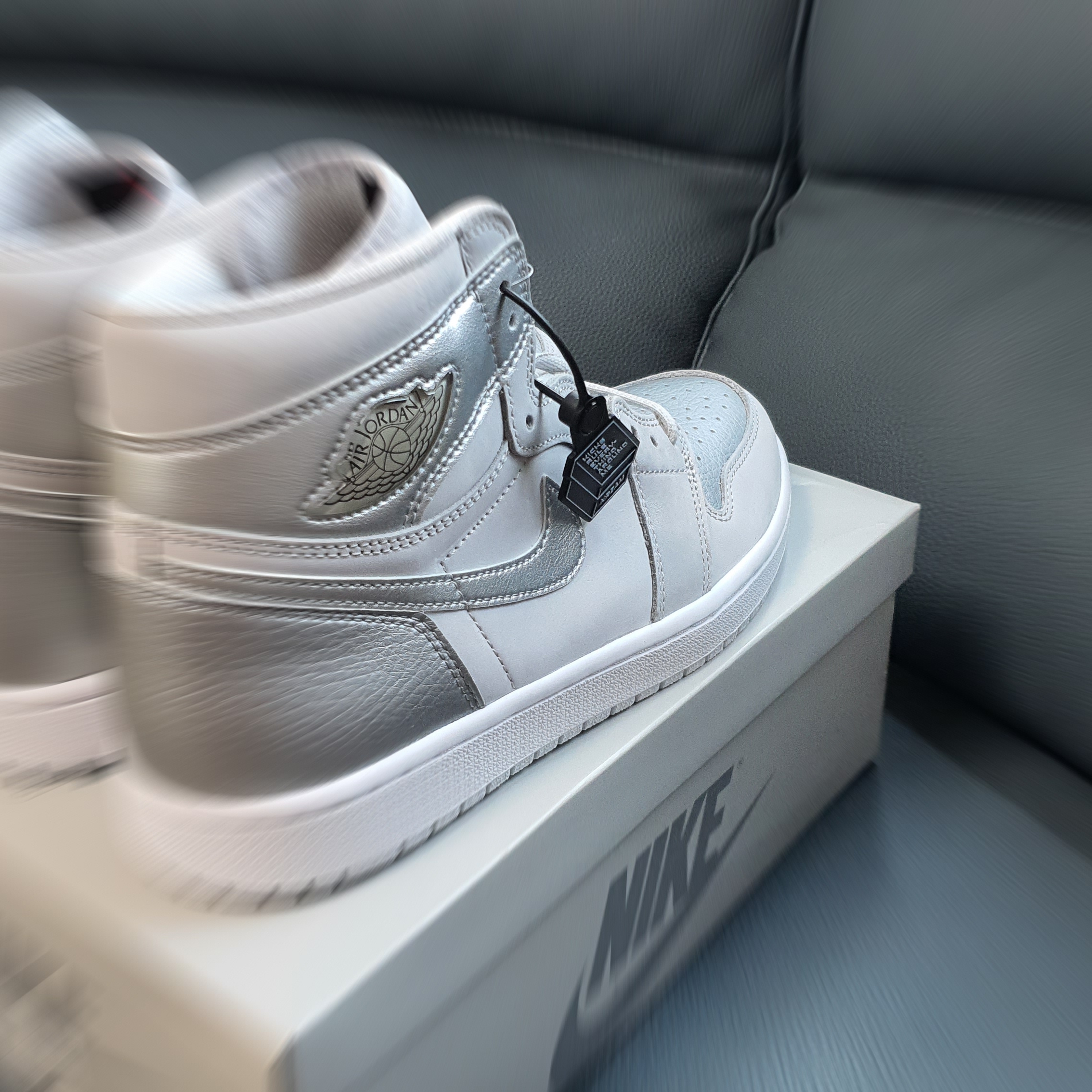 Jordan 1 Retro High OG CO.JP Neutral Grey 착용 스타일 - 3