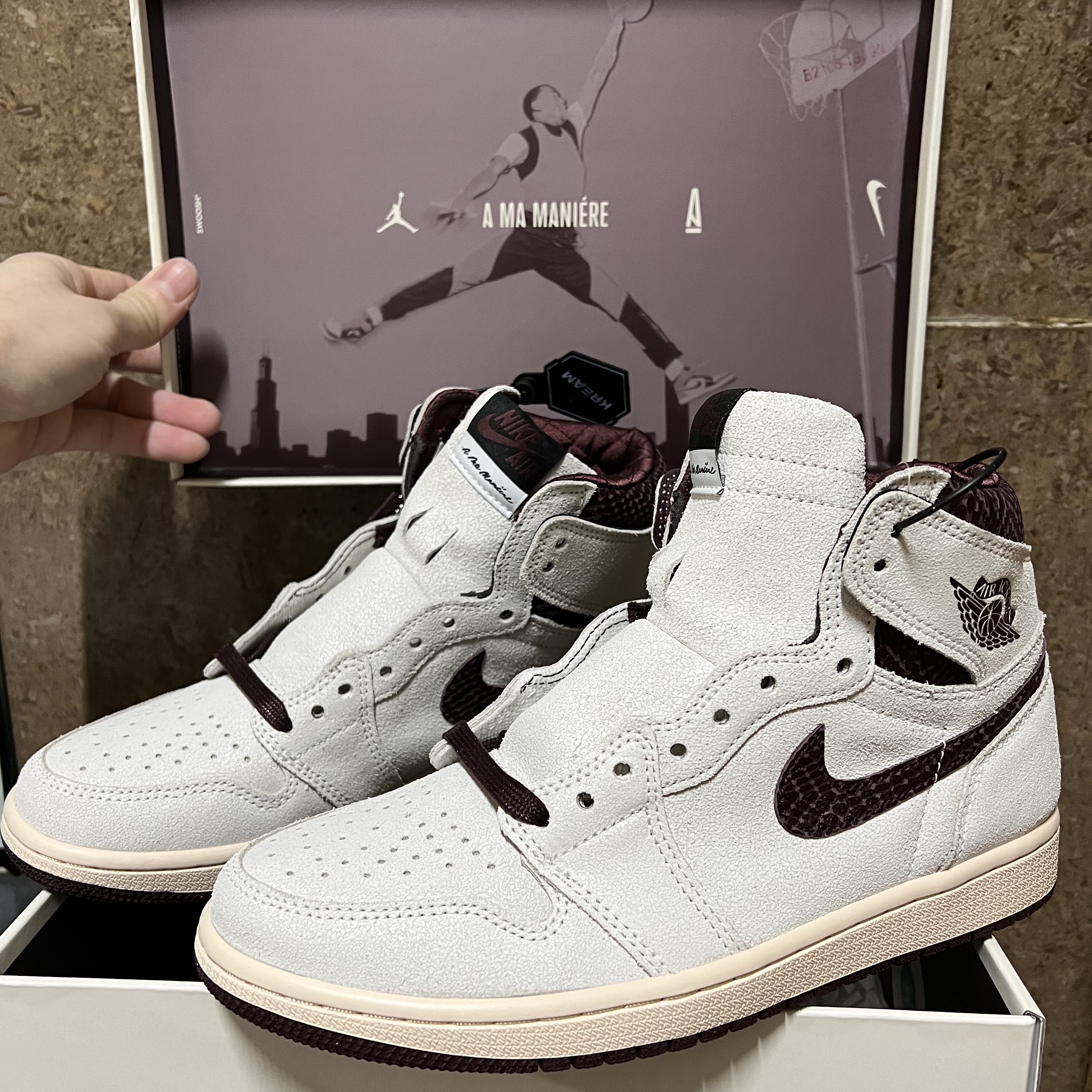 Jordan 1 x A Ma Maniere Retro High OG SP Sail and Burgundy 착용 스타일