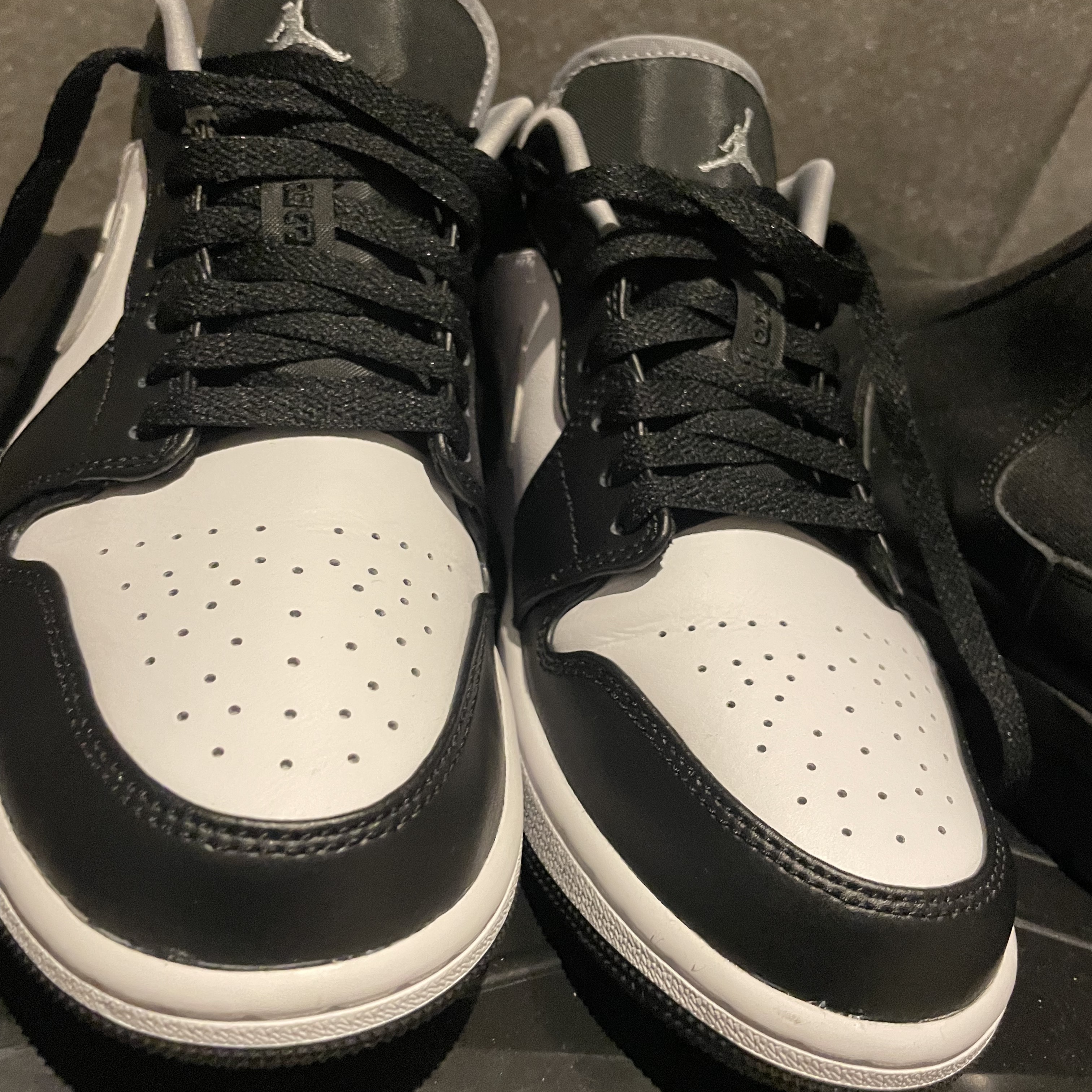 Jordan 1 Low Black Particle Grey 착용 스타일 - 2