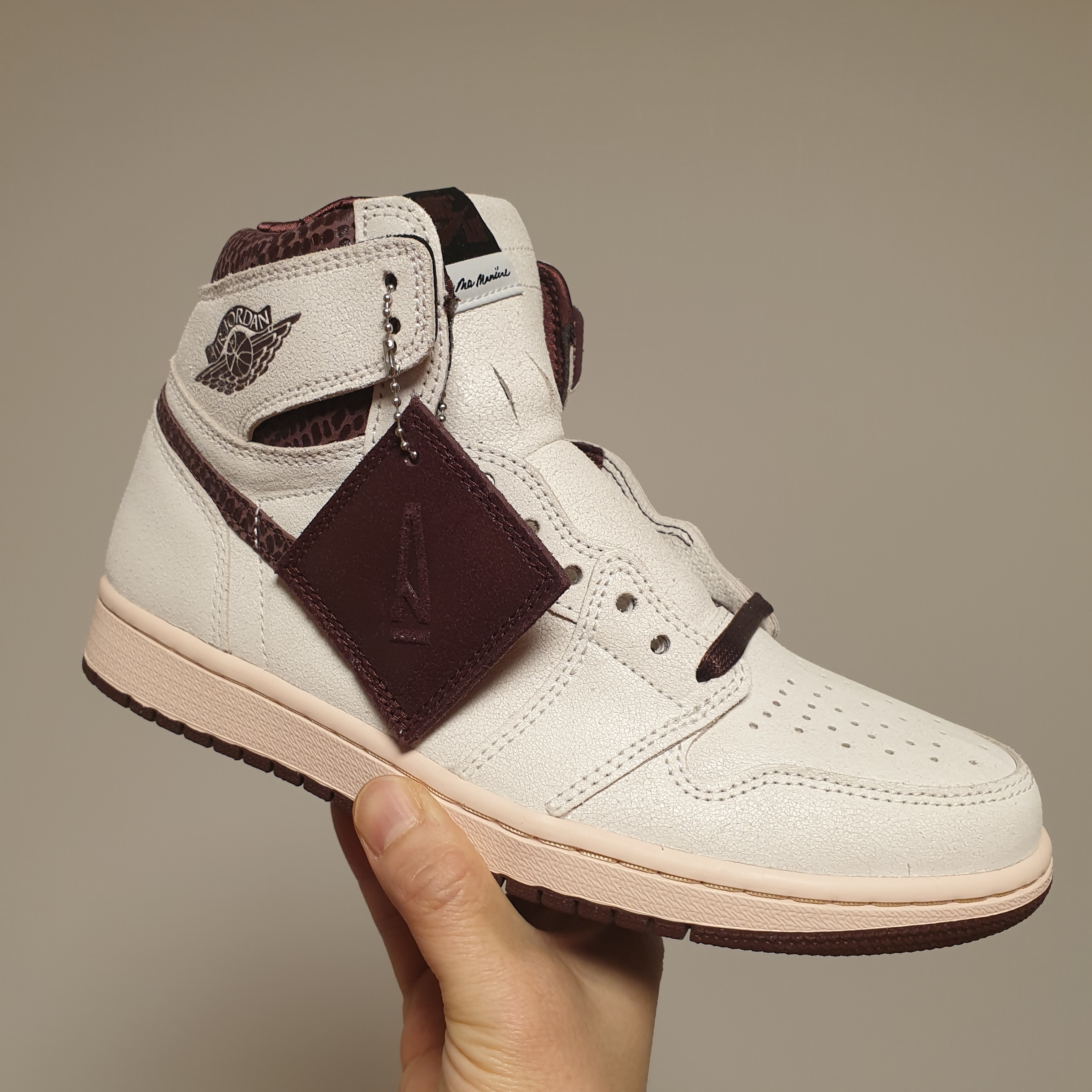 Jordan 1 x A Ma Maniere Retro High OG SP Sail and Burgundy 착용 스타일 - 1