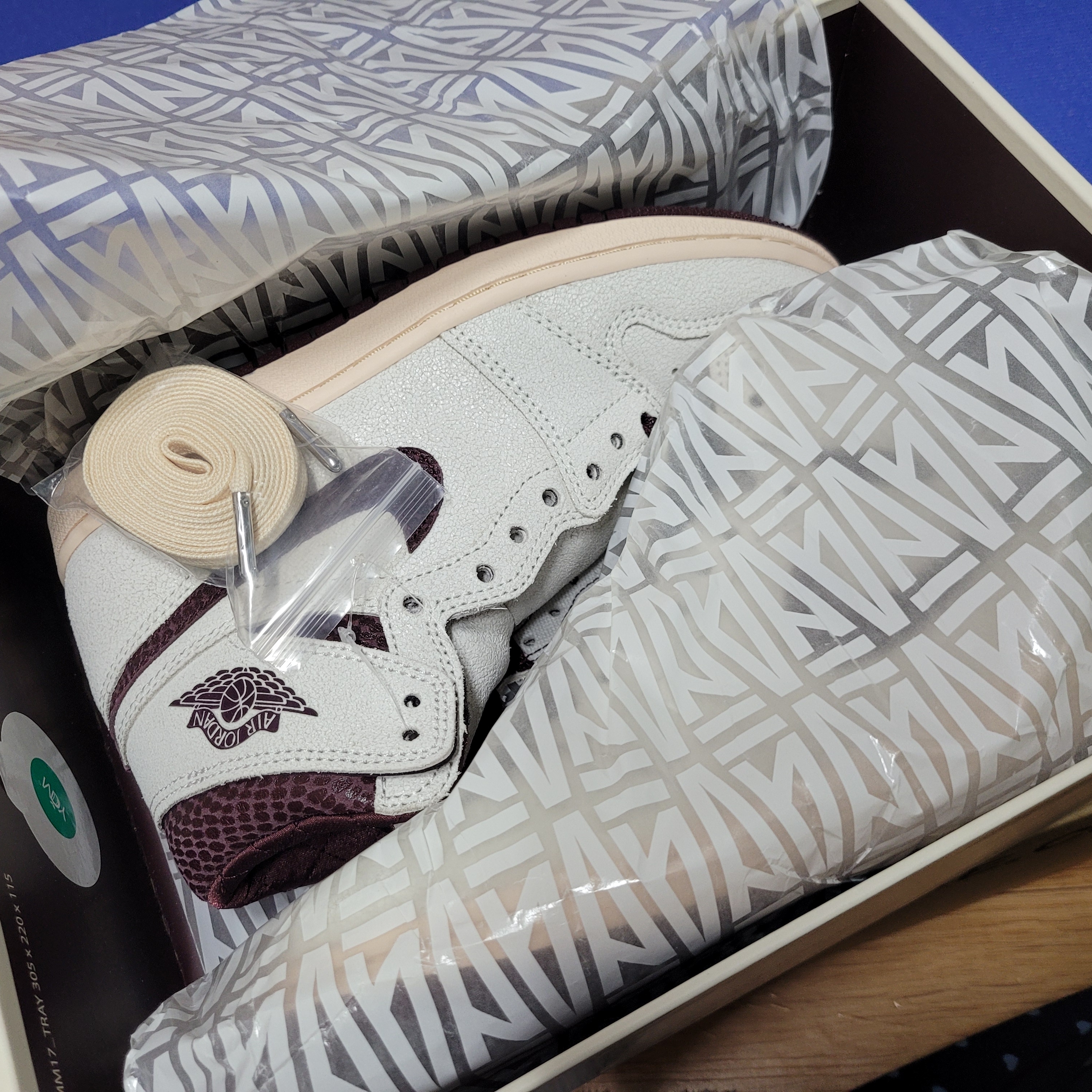 Jordan 1 x A Ma Maniere Retro High OG SP Sail and Burgundy 착용 스타일
