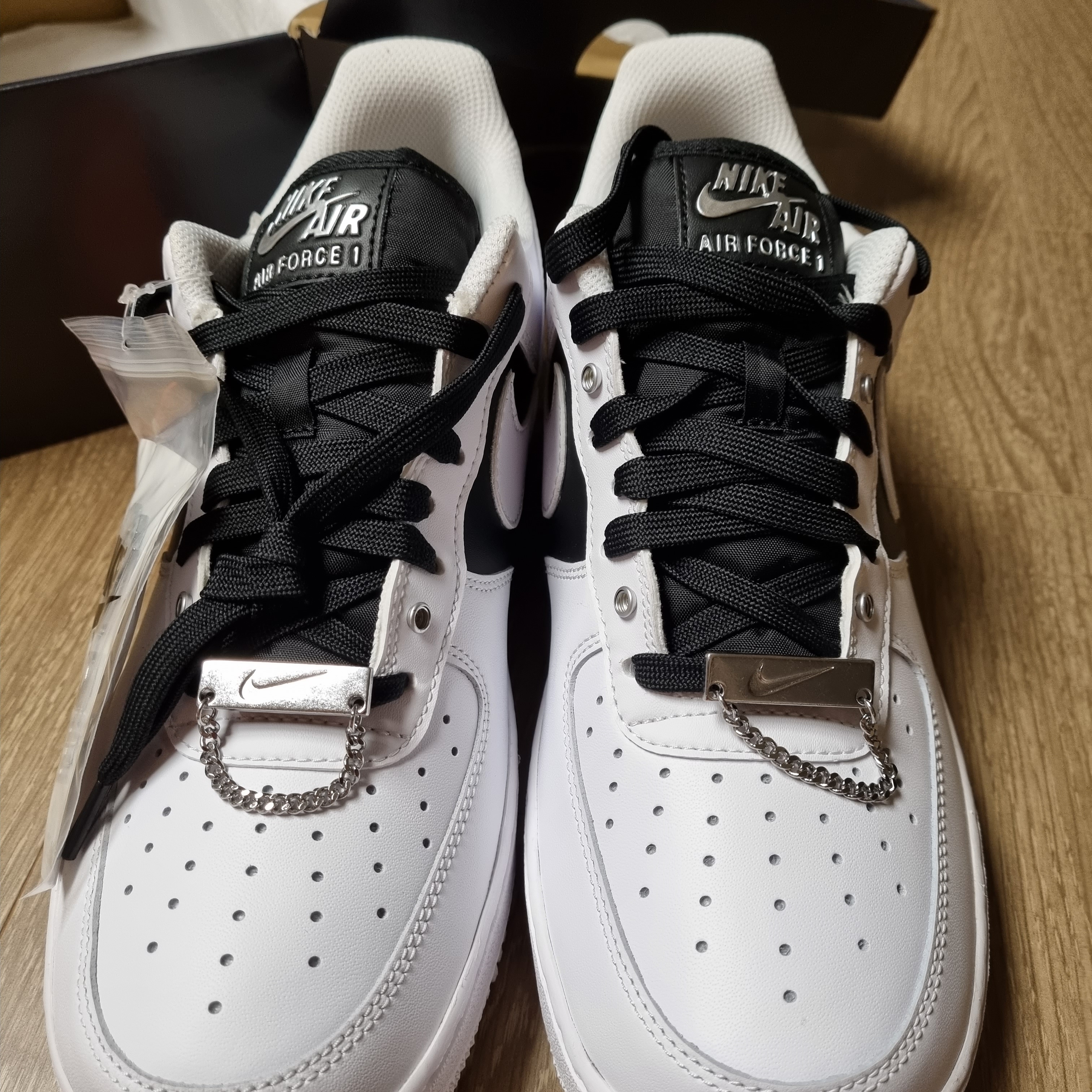 Nike Air Force 1 '07 PRM White Black 착용 스타일 - 3