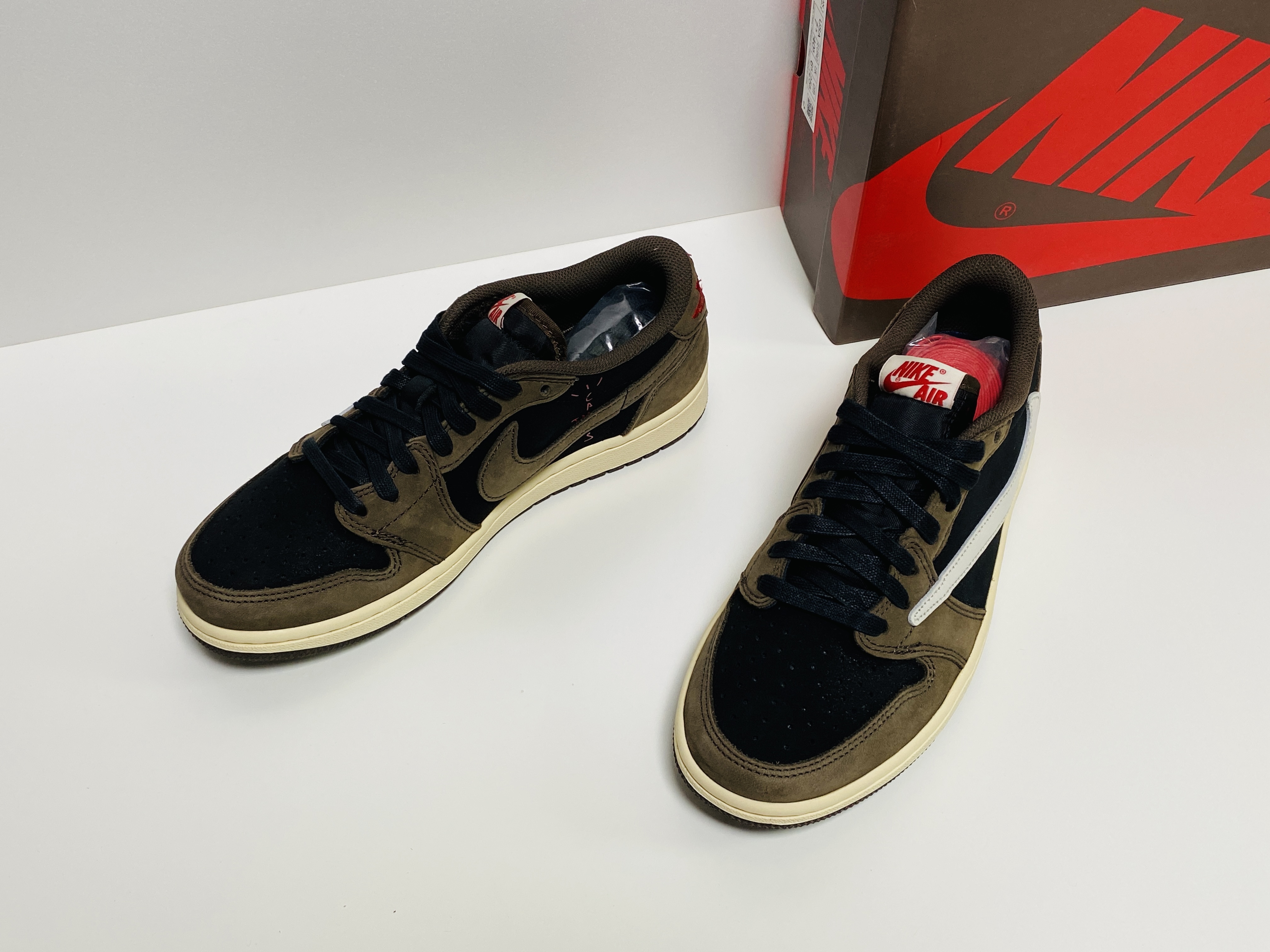 Jordan 1 x Travis Scott Retro Low OG SP Mocha 착용 스타일 - 2
