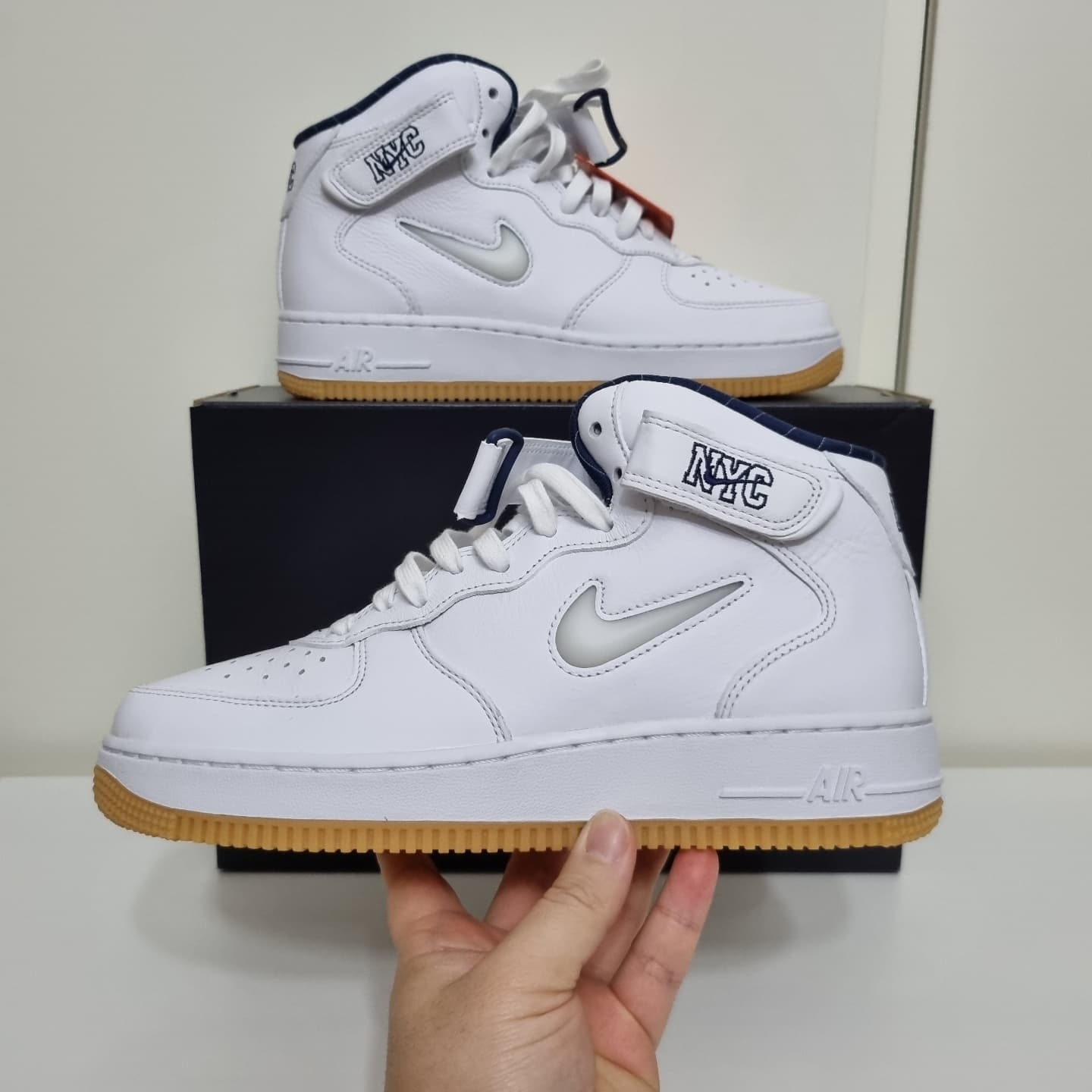 Nike Air Force 1 Mid QS NYC White Midnight Navy 착용 스타일 - 2
