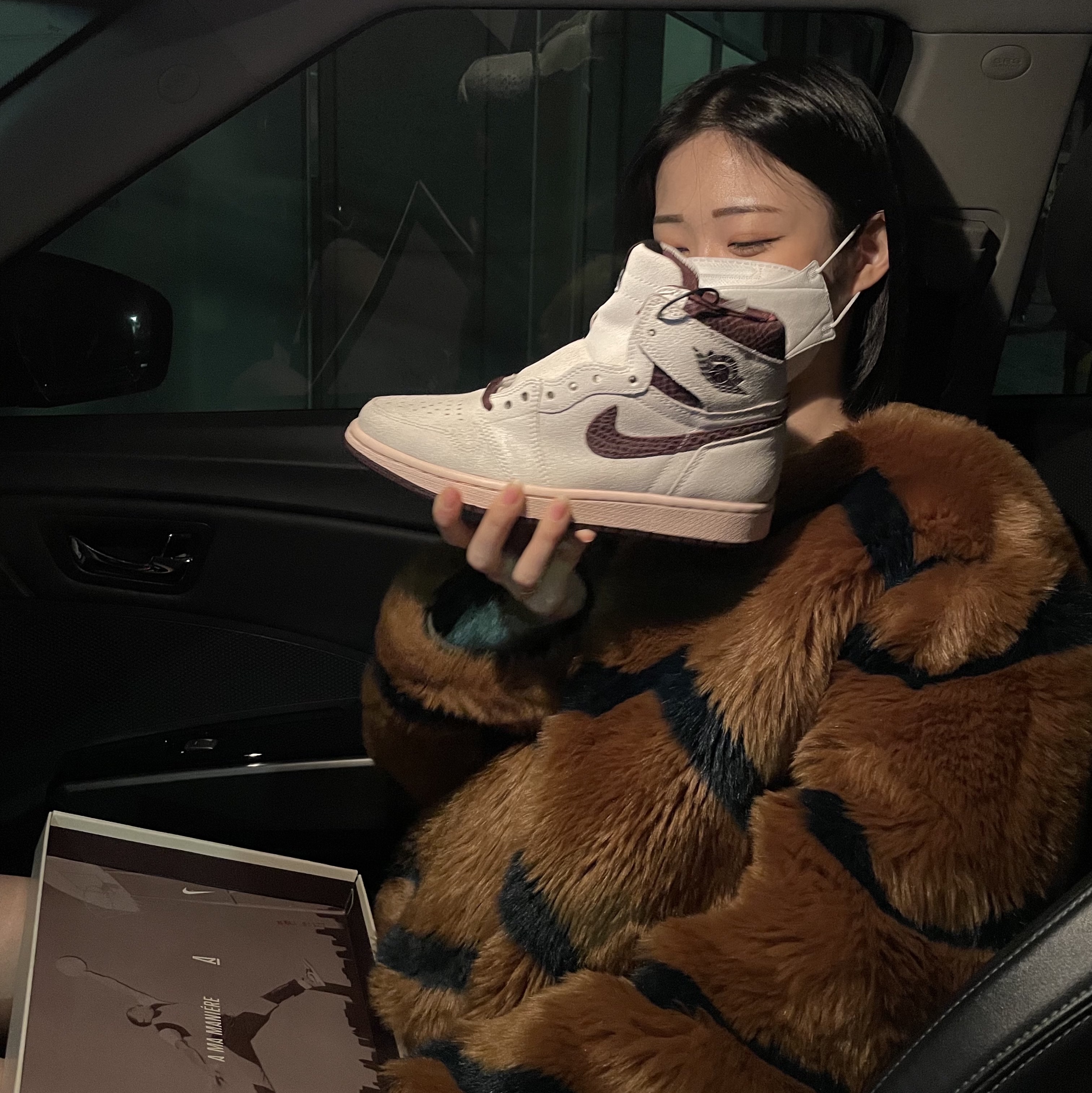 Jordan 1 x A Ma Maniere Retro High OG SP Sail and Burgundy 착용 스타일 - 1
