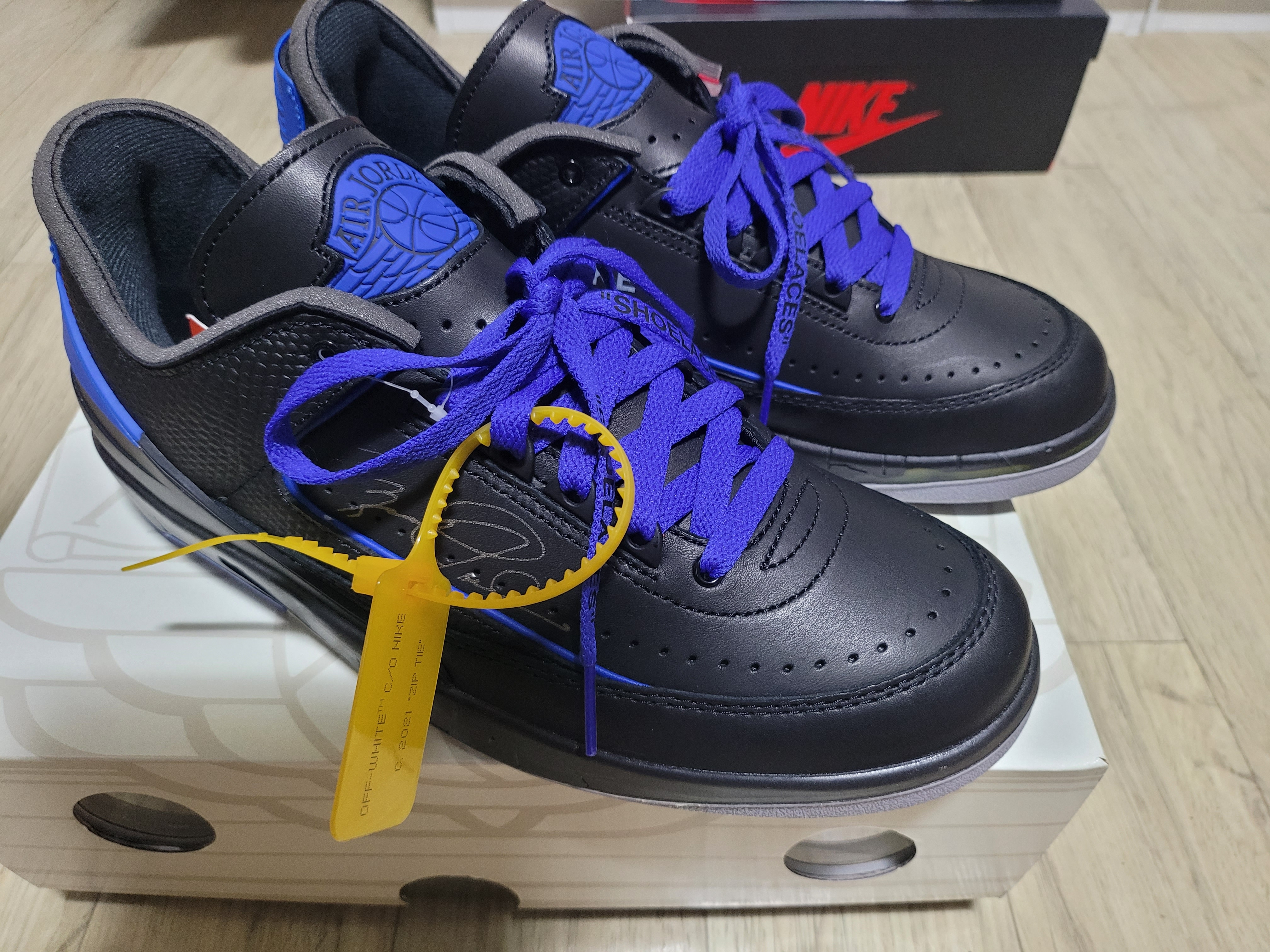 Jordan 2 x Off-White Retro Low SP Black and Varsity Royal 착용 스타일