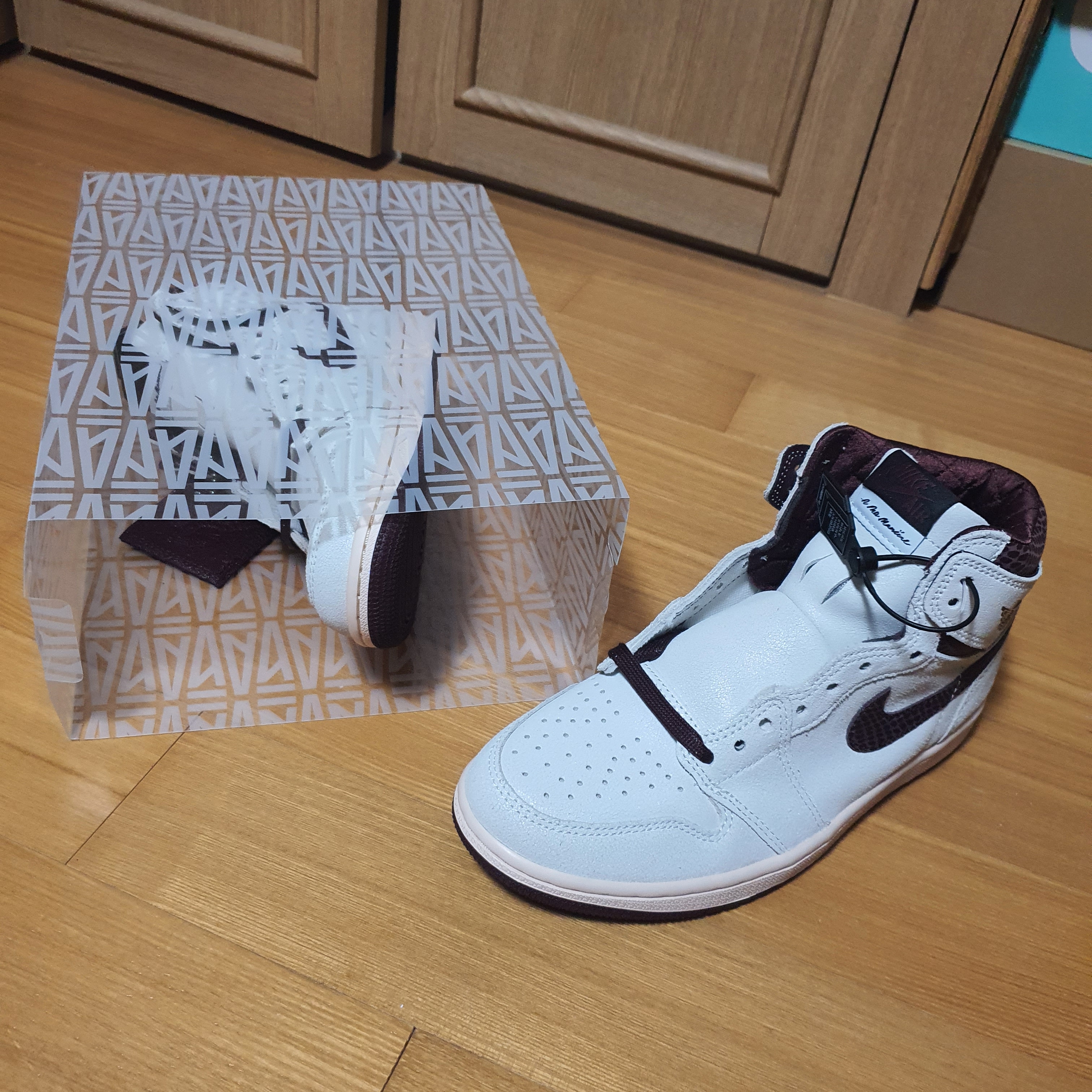Jordan 1 x A Ma Maniere Retro High OG SP Sail and Burgundy 착용 스타일 - 4