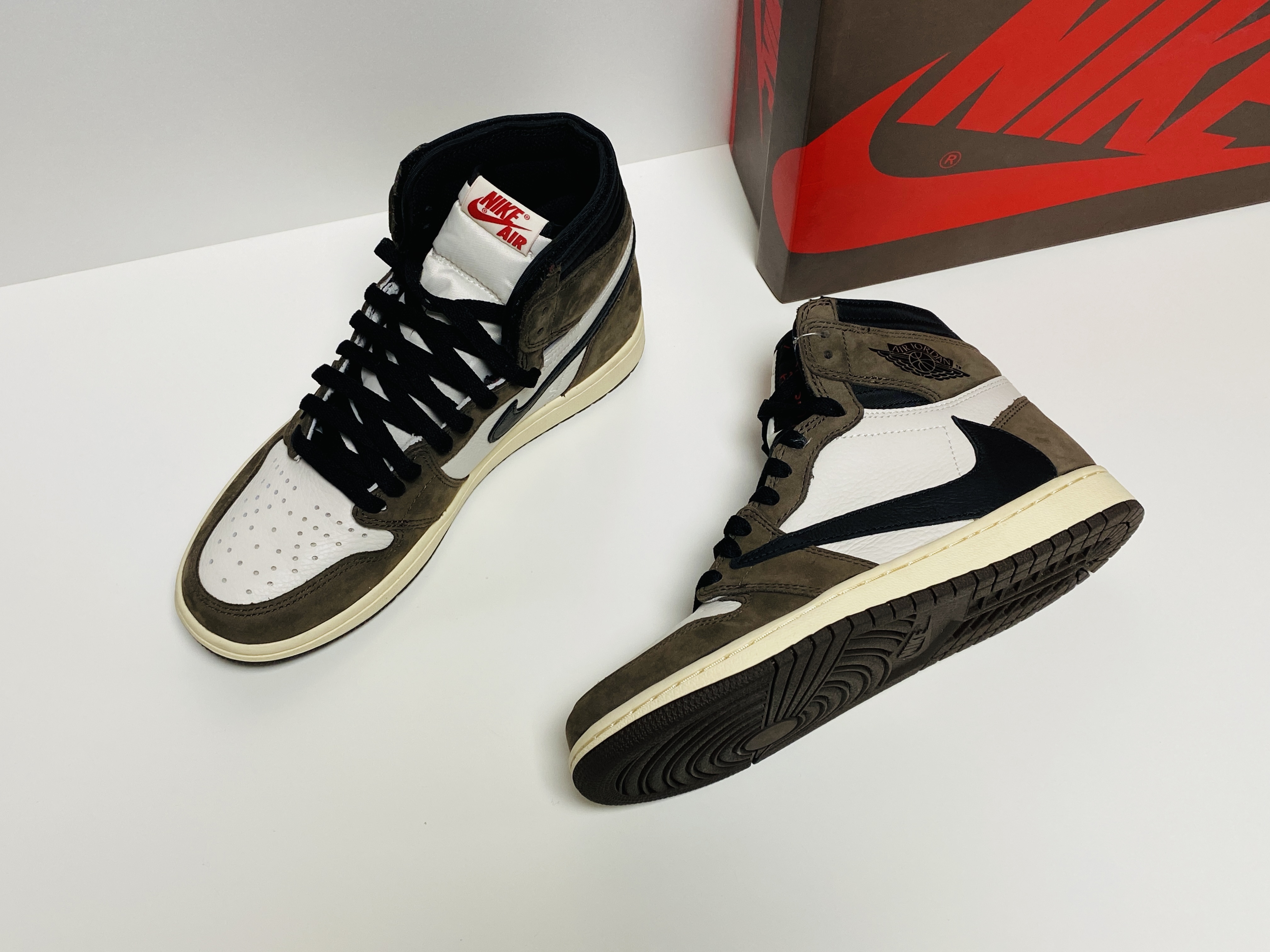Jordan 1 x Travis Scott Retro High OG SP Mocha 착용 스타일 - 2