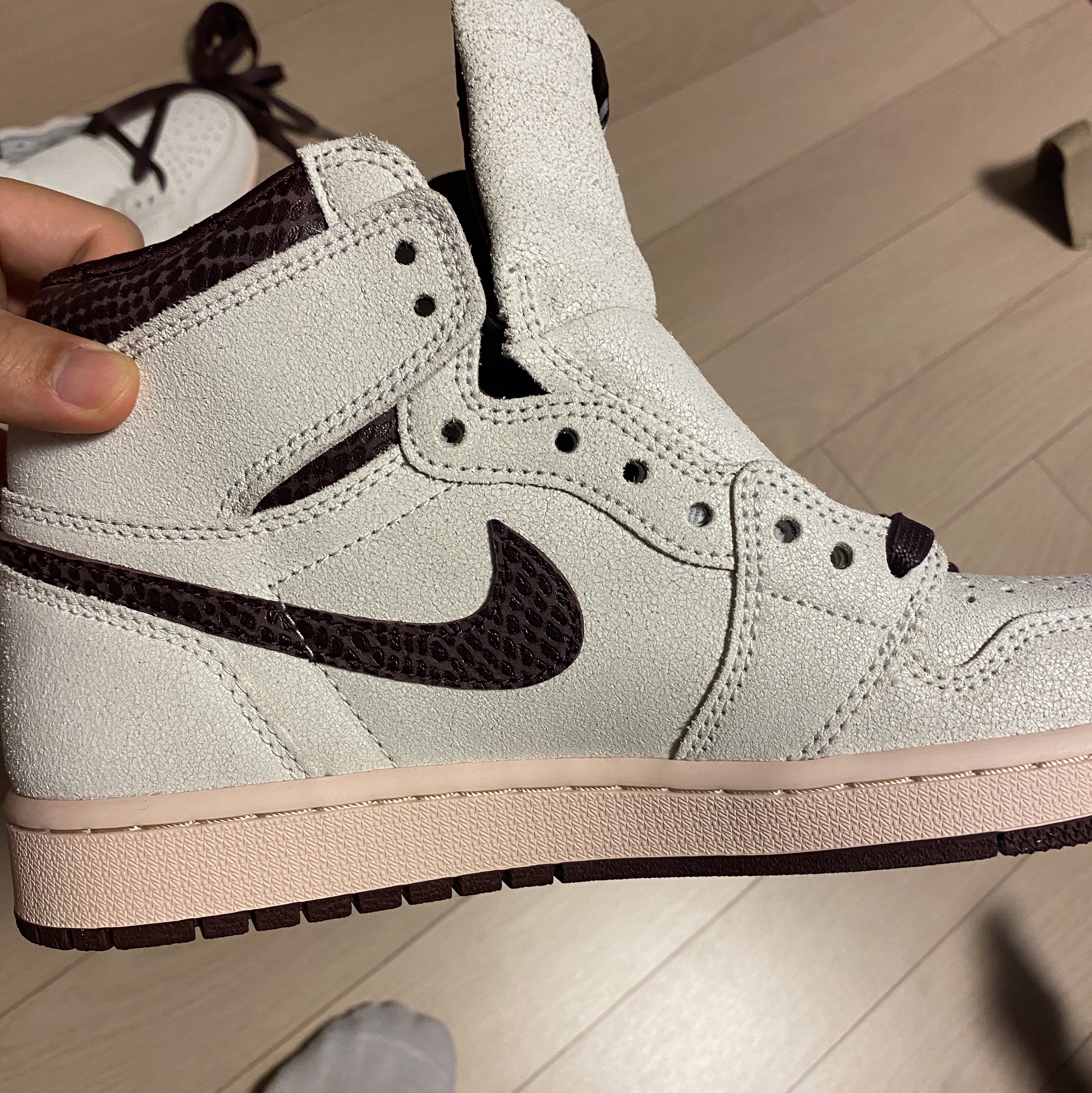 Jordan 1 x A Ma Maniere Retro High OG SP Sail and Burgundy 착용 스타일