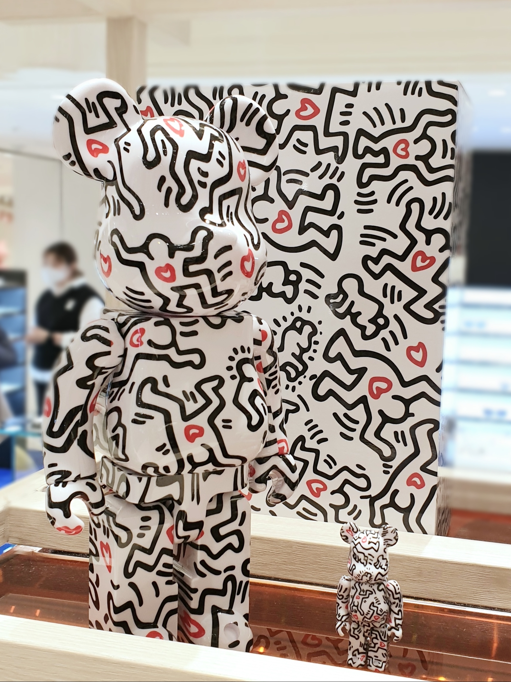 Bearbrick Keith Haring #8 100% & 400% Set 착용 스타일