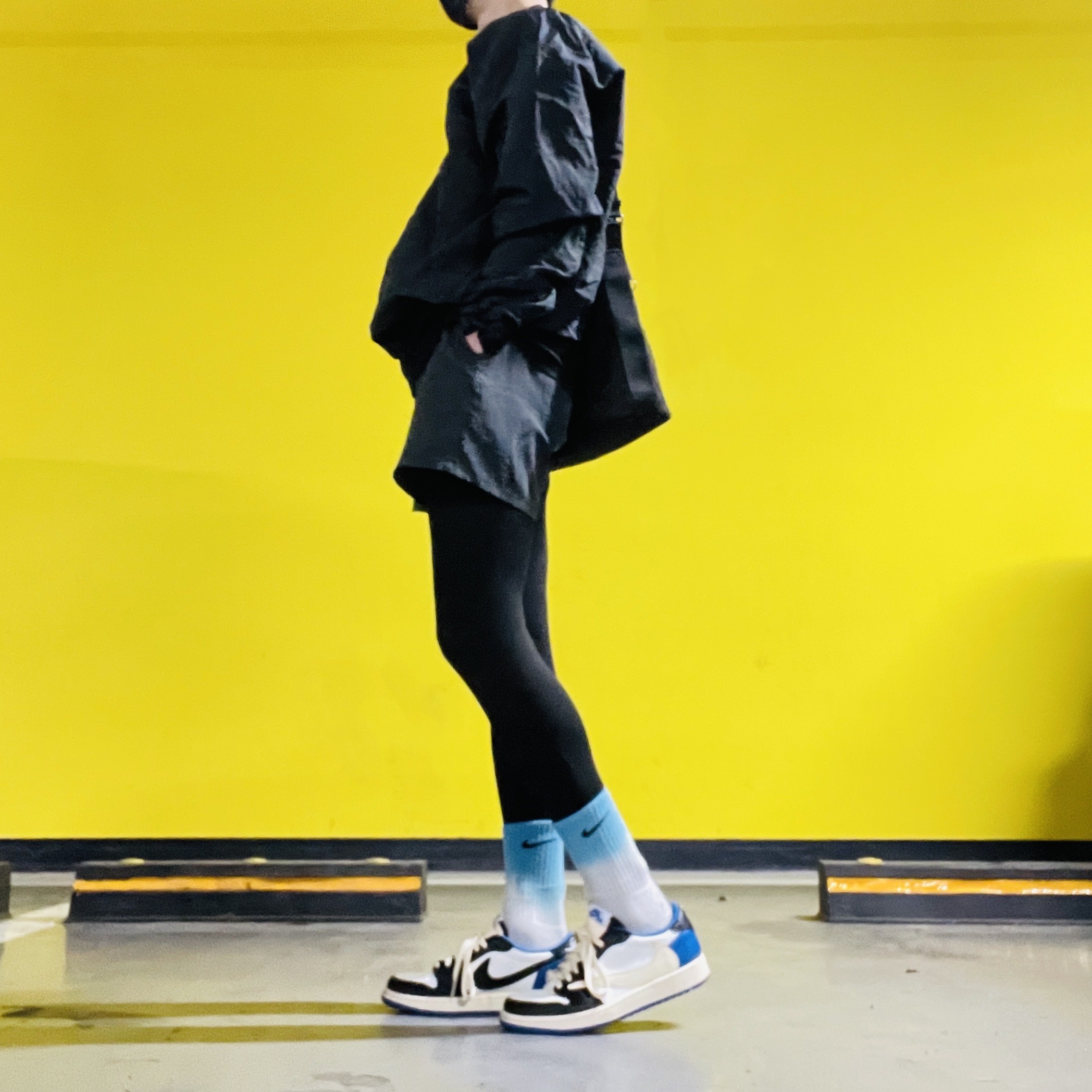 Jordan 1 x Travis Scott x Fragment Retro Low OG SP Military Blue, Nike x Drake Nocta Essential Hoodie Black - Asia 착용 스타일 - 1