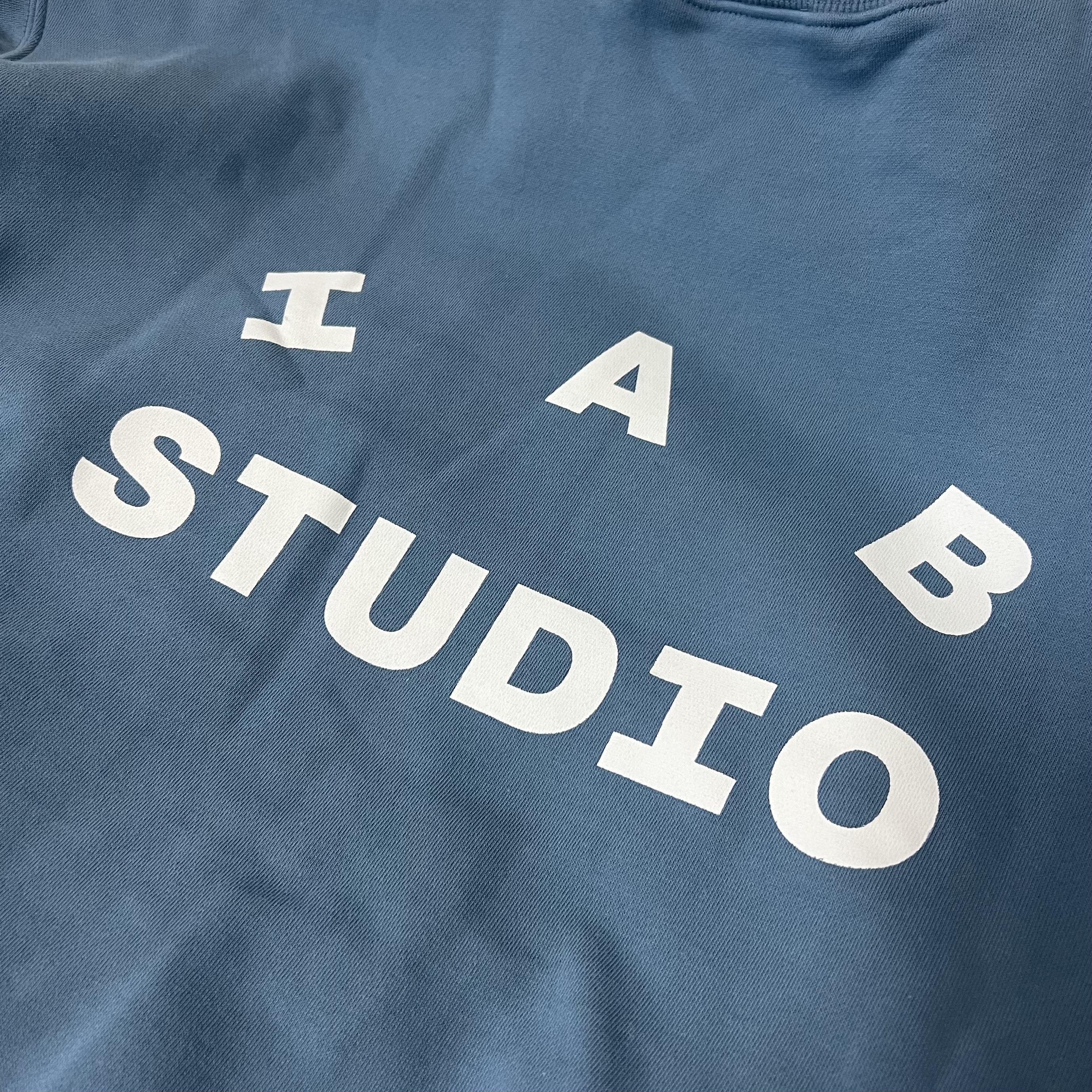 IAB Studio Crewneck Sky Blue 착용 스타일