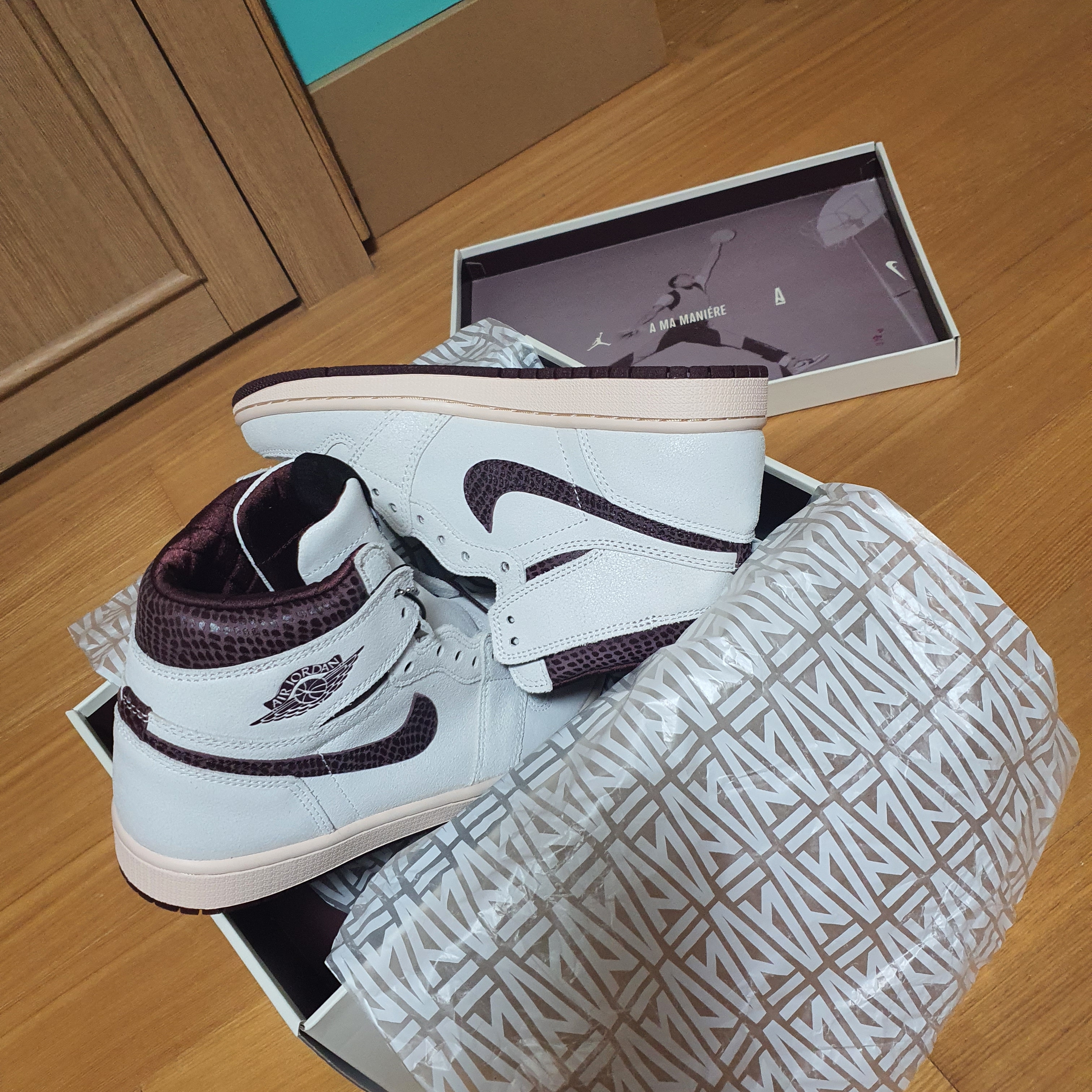 Jordan 1 x A Ma Maniere Retro High OG SP Sail and Burgundy 착용 스타일 - 2