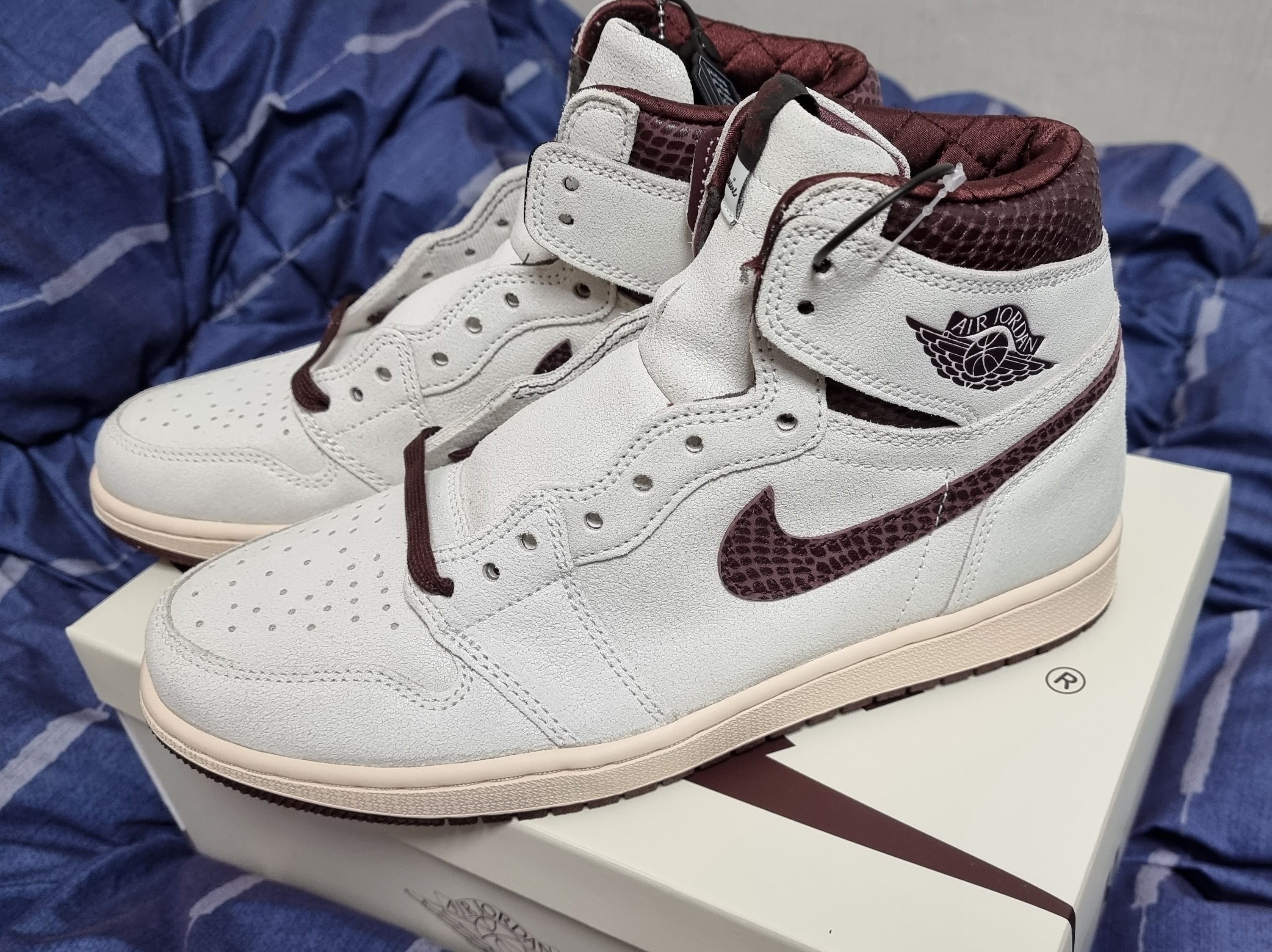 Jordan 1 x A Ma Maniere Retro High OG SP Sail and Burgundy 착용 스타일