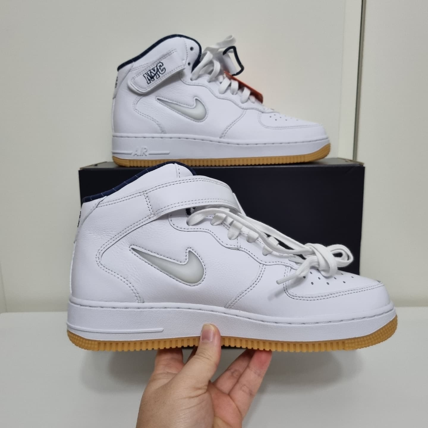 Nike Air Force 1 Mid QS NYC White Midnight Navy 착용 스타일 - 4