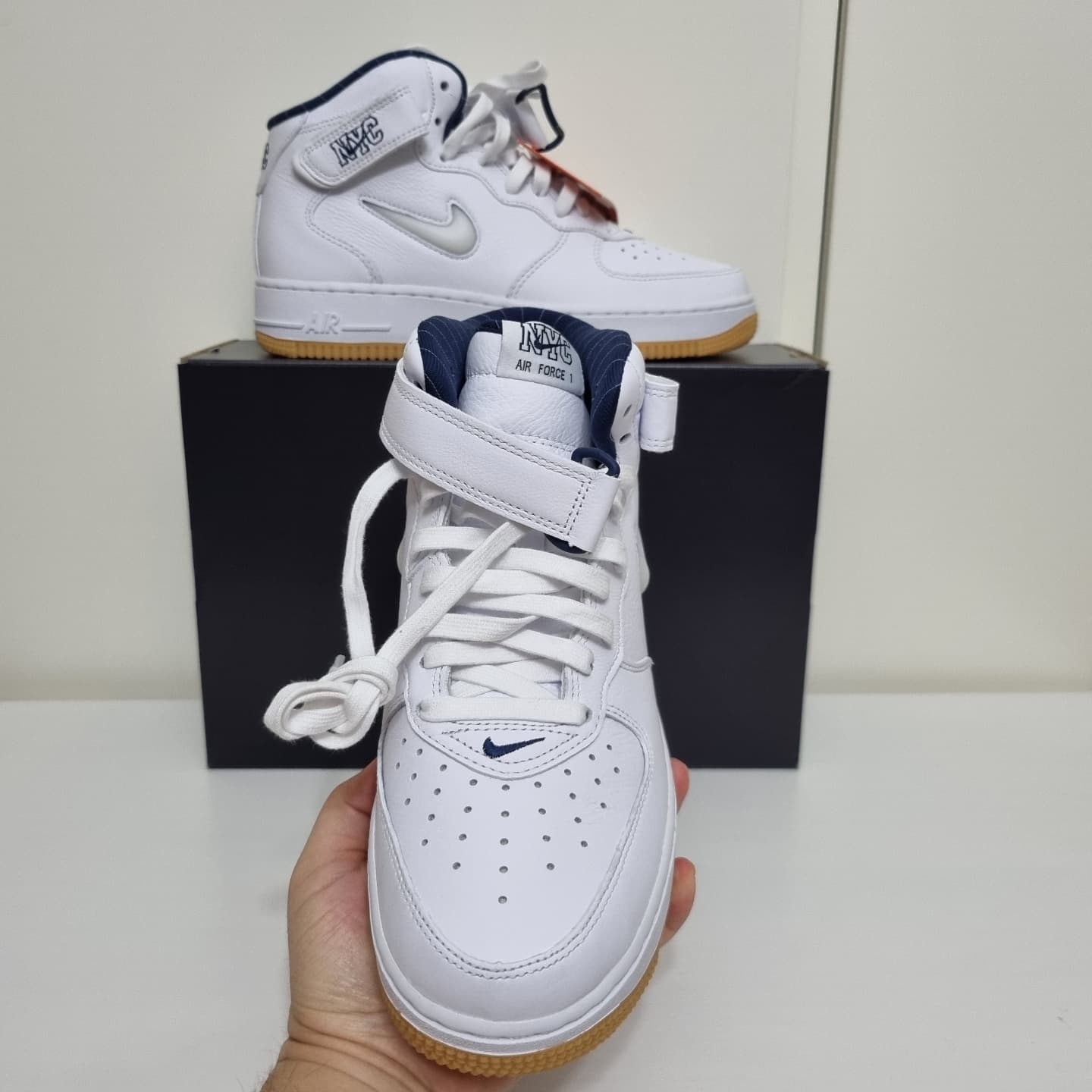 Nike Air Force 1 Mid QS NYC White Midnight Navy 착용 스타일 - 5