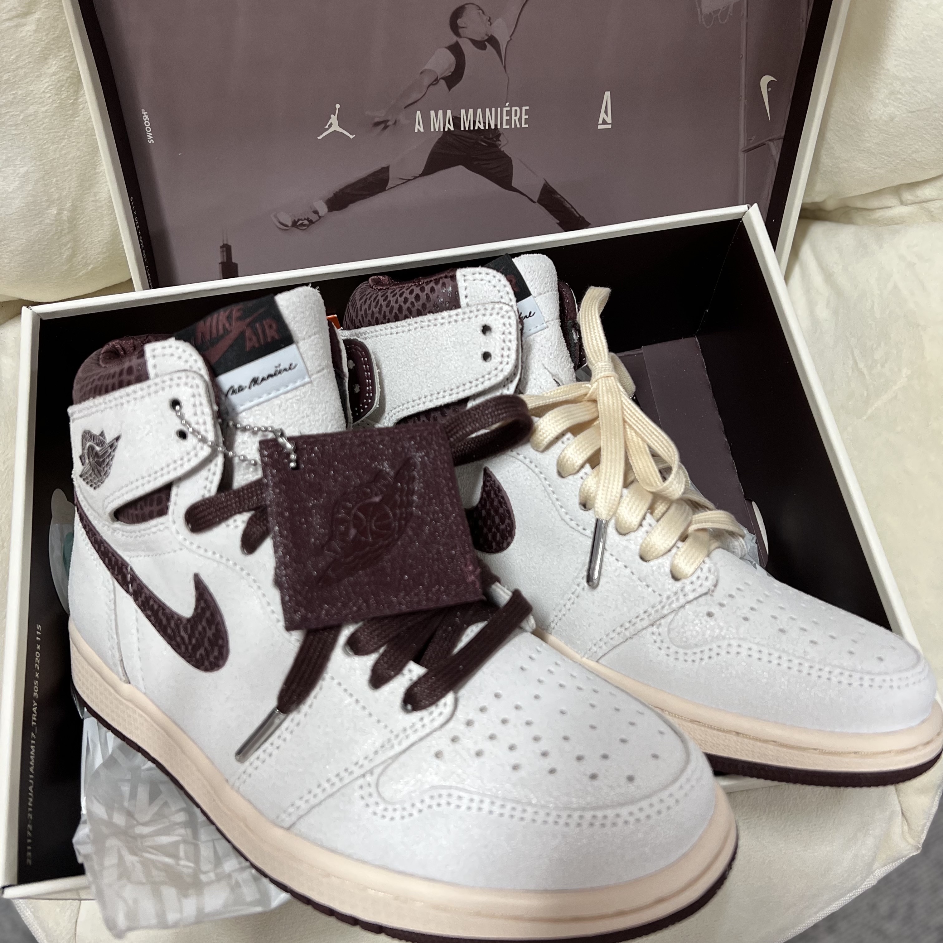 Jordan 1 x A Ma Maniere Retro High OG SP Sail and Burgundy 착용 스타일