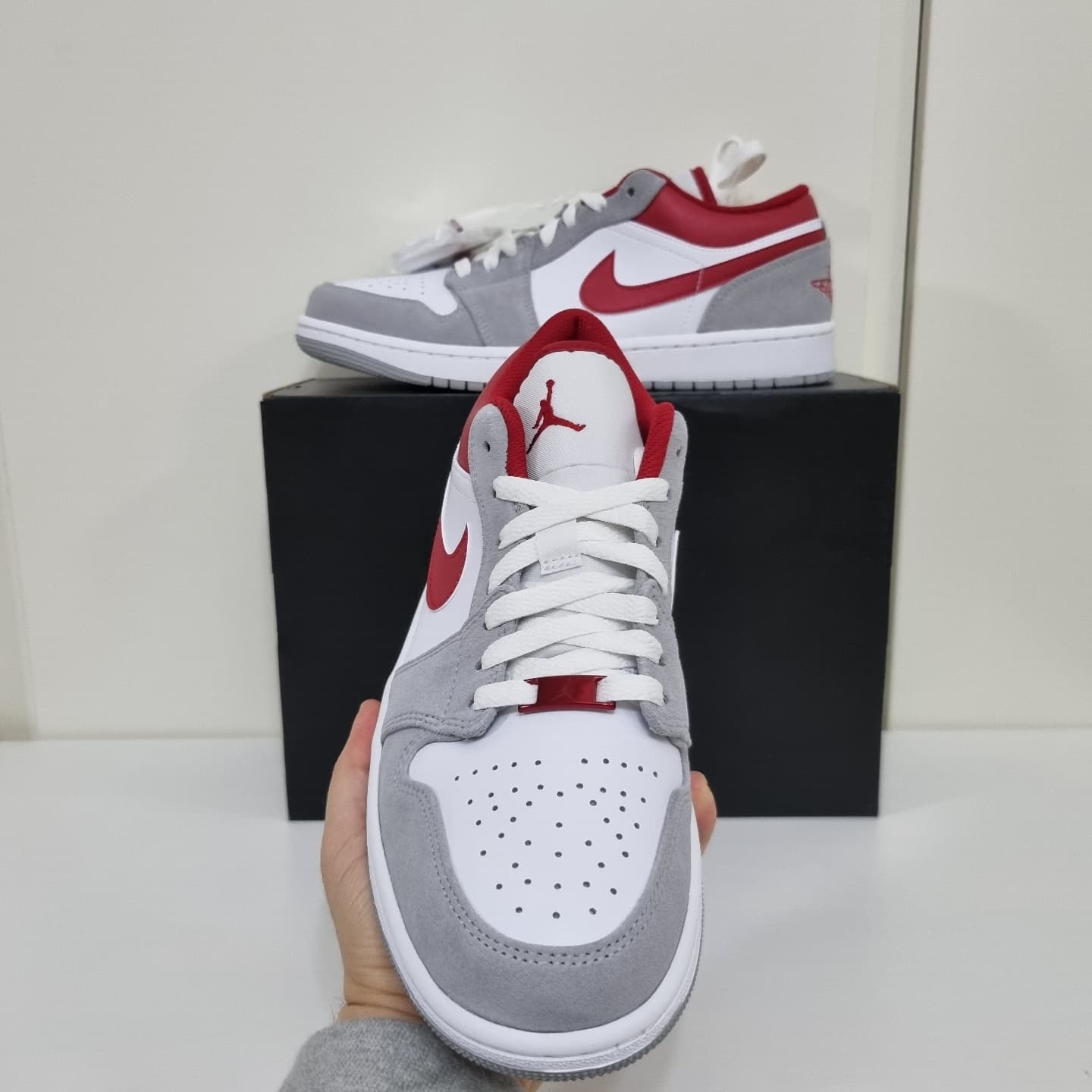 Jordan 1 Low SE Light Smoke Grey Gym Red 착용 스타일 - 2