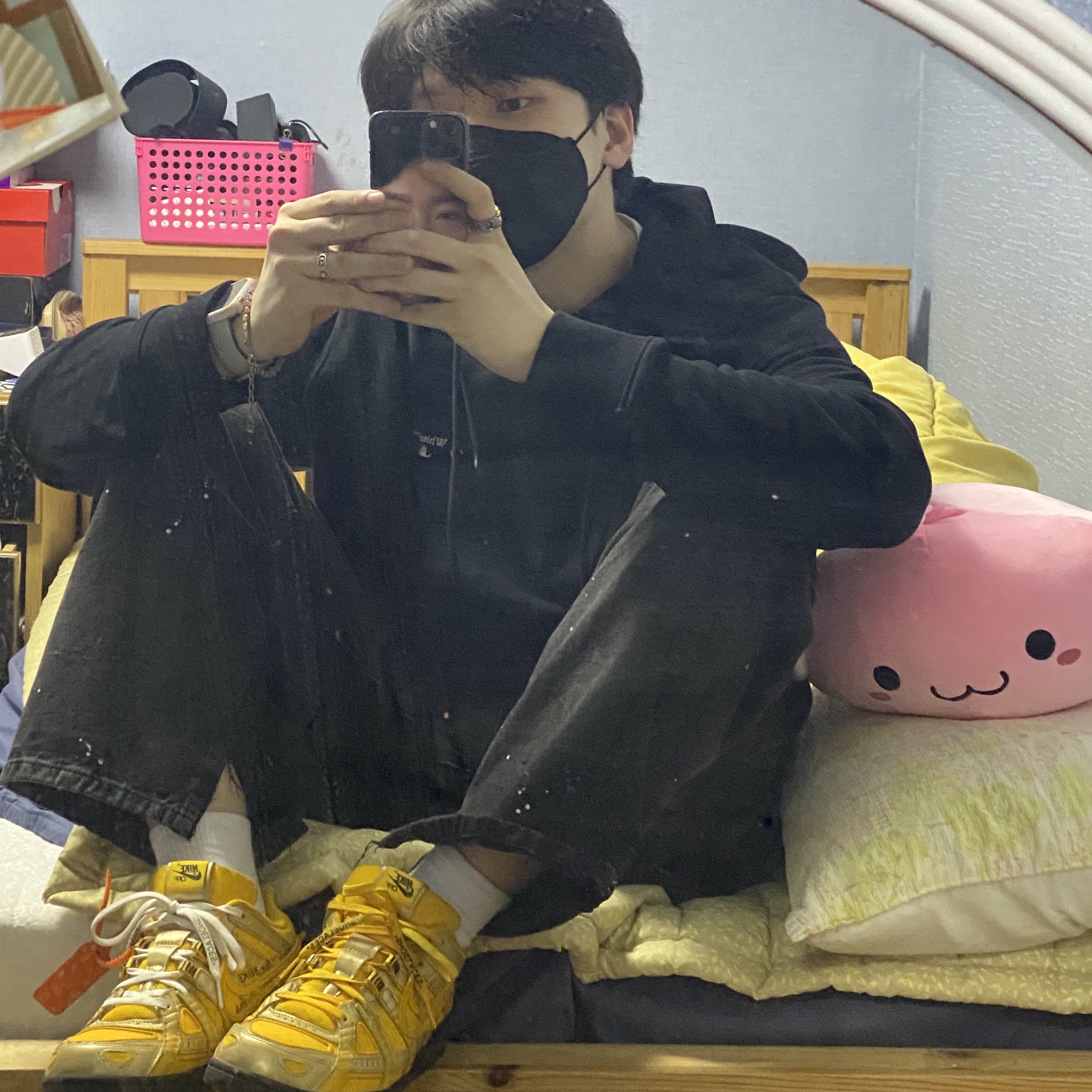 Zara x Ader Error Slit Jeans Black, Nike x Off-White Air Rubber Dunk University Gold 착용 스타일