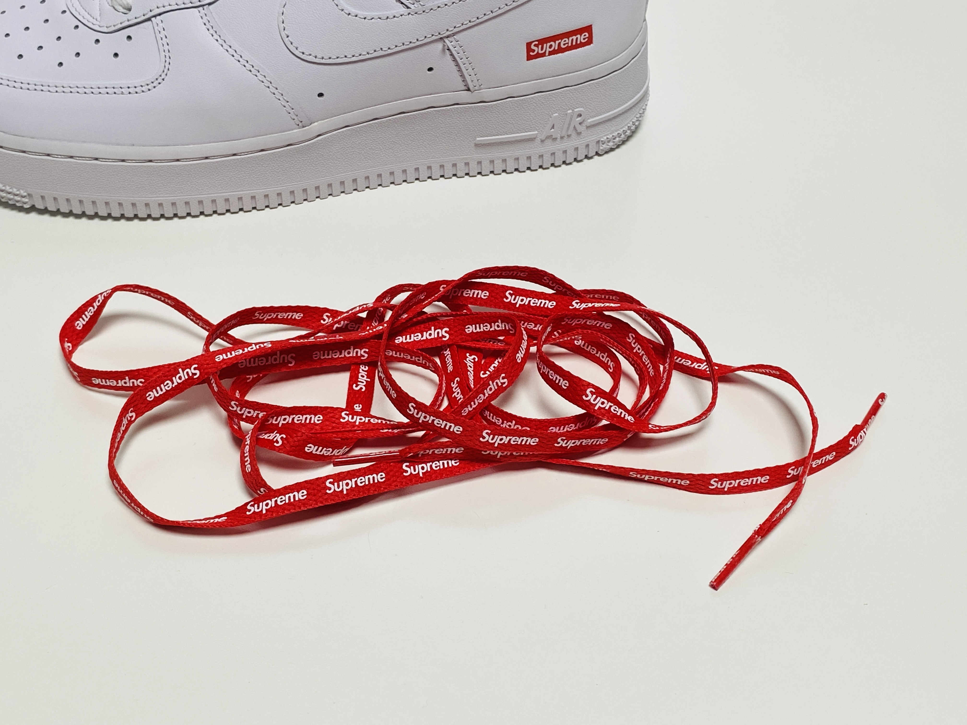 Nike x Supreme Air Force 1 Low White 착용 스타일 - 2
