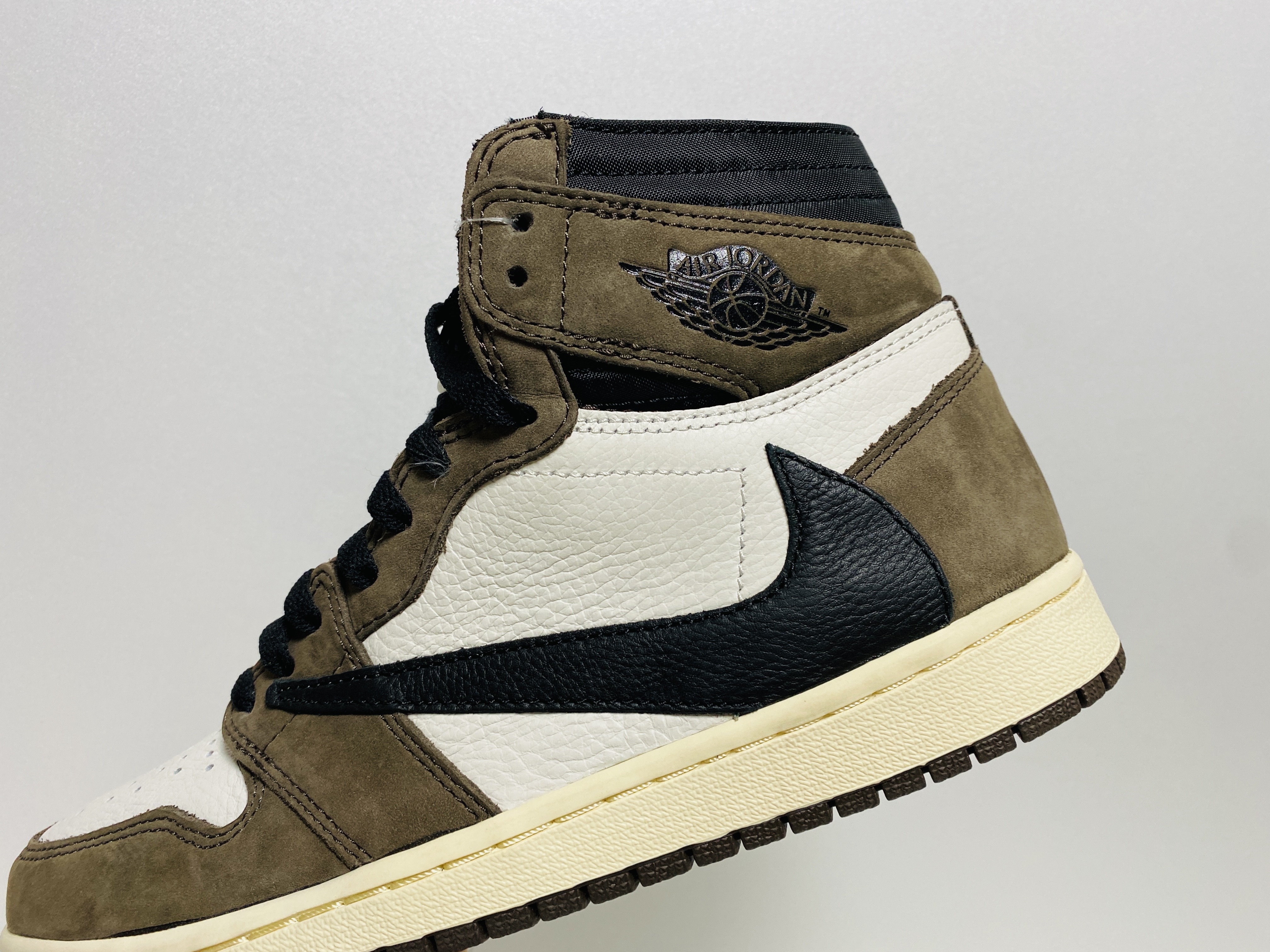 Jordan 1 x Travis Scott Retro High OG SP Mocha 착용 스타일 - 4