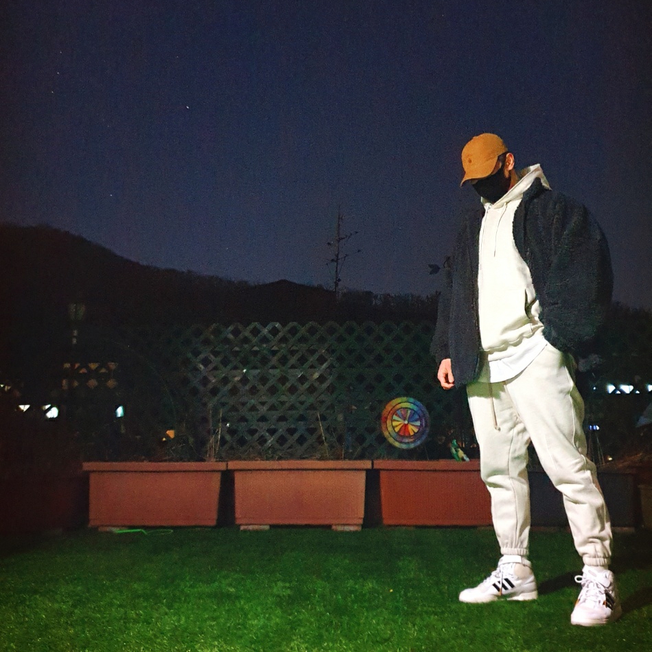 Adidas x Beyonce Ivy Park Forum Mid White Mesa 착용 스타일 - 1