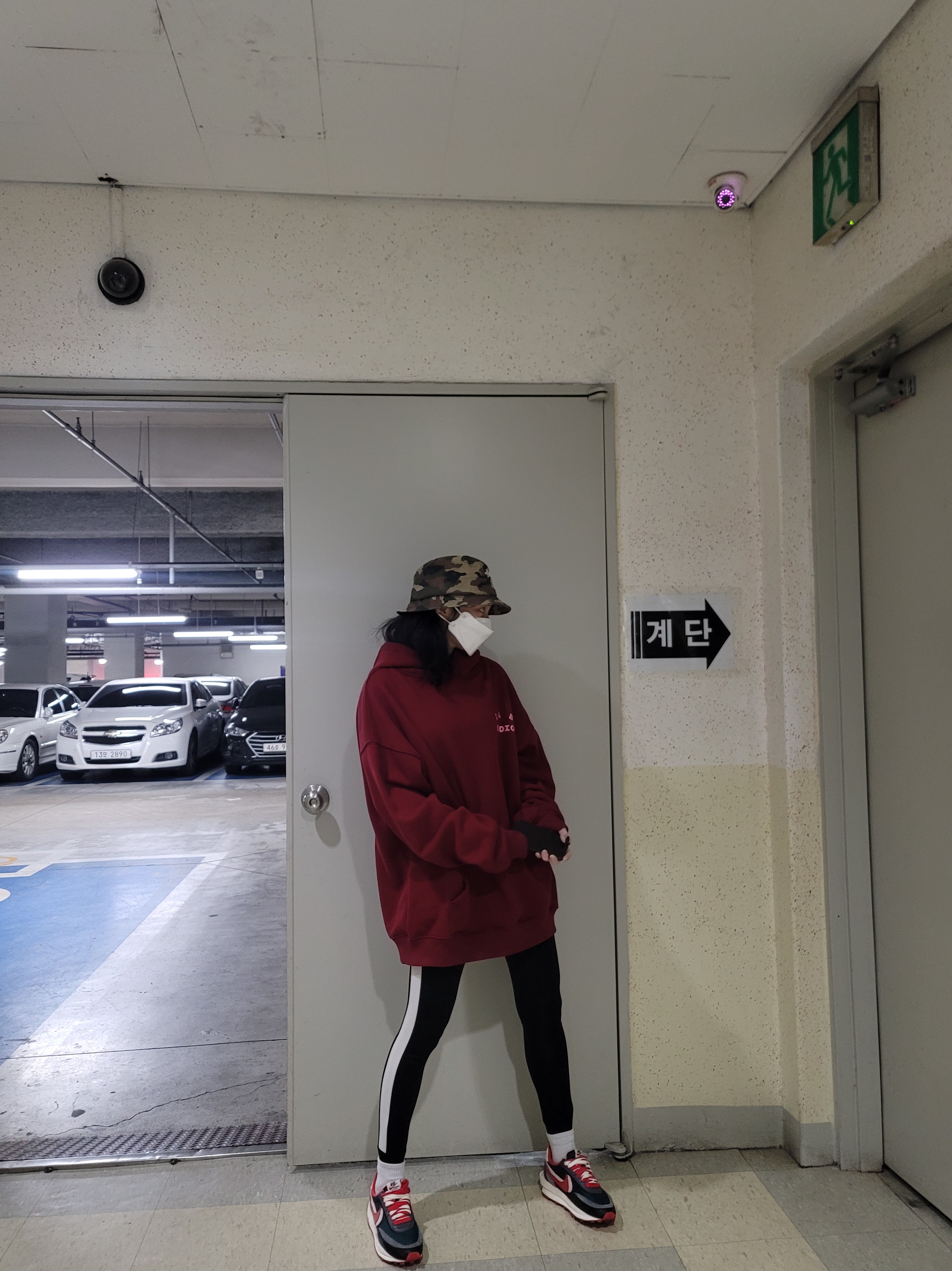 Nike x Sacai x Undercover LDWaffle Midnight Spruce University Red, IAB Studio Hoodie Raspberry 착용 스타일 - 2