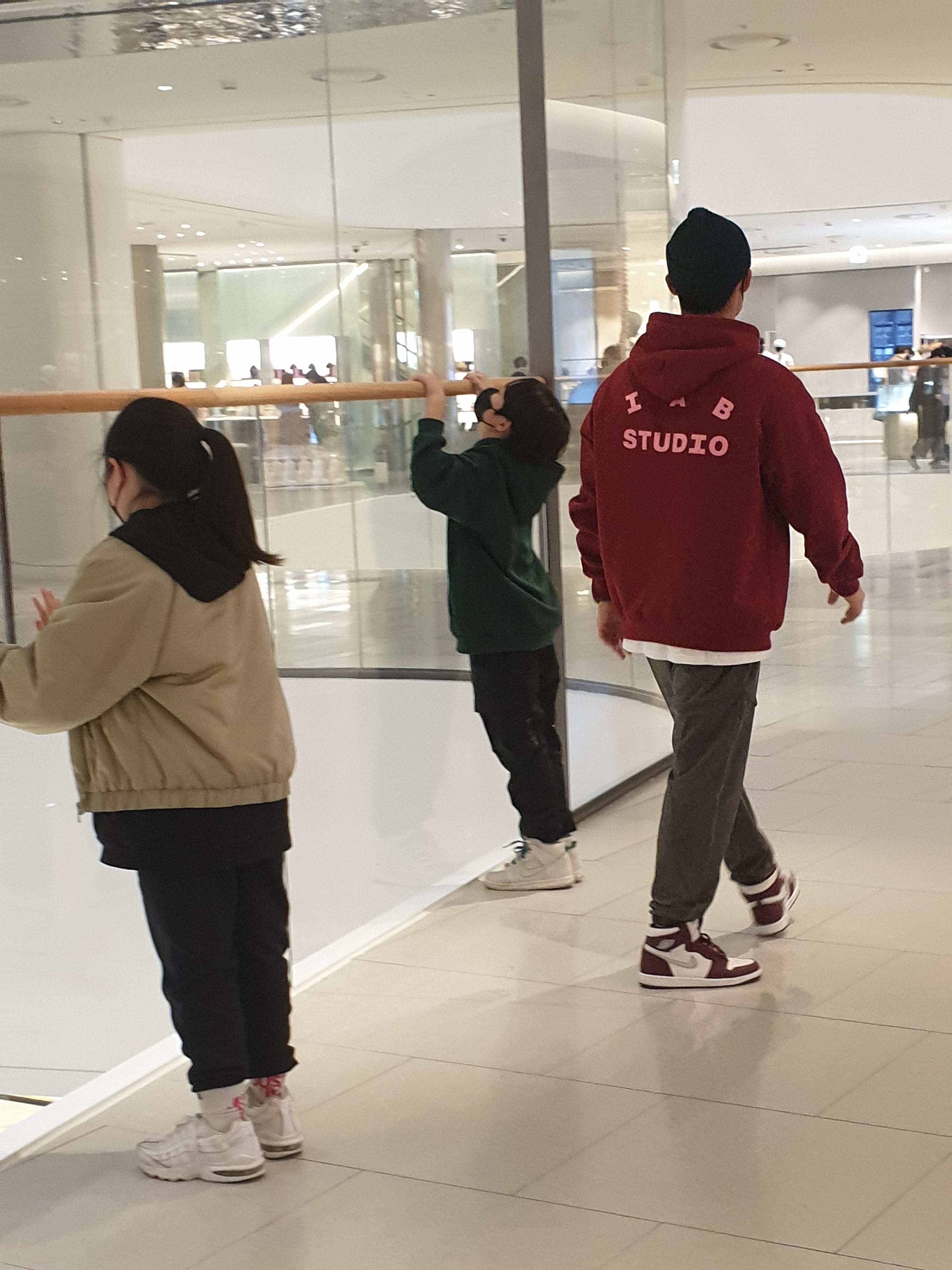 Jordan 1 Retro High OG Bordeaux, IAB Studio Hoodie Raspberry 착용 스타일 - 1