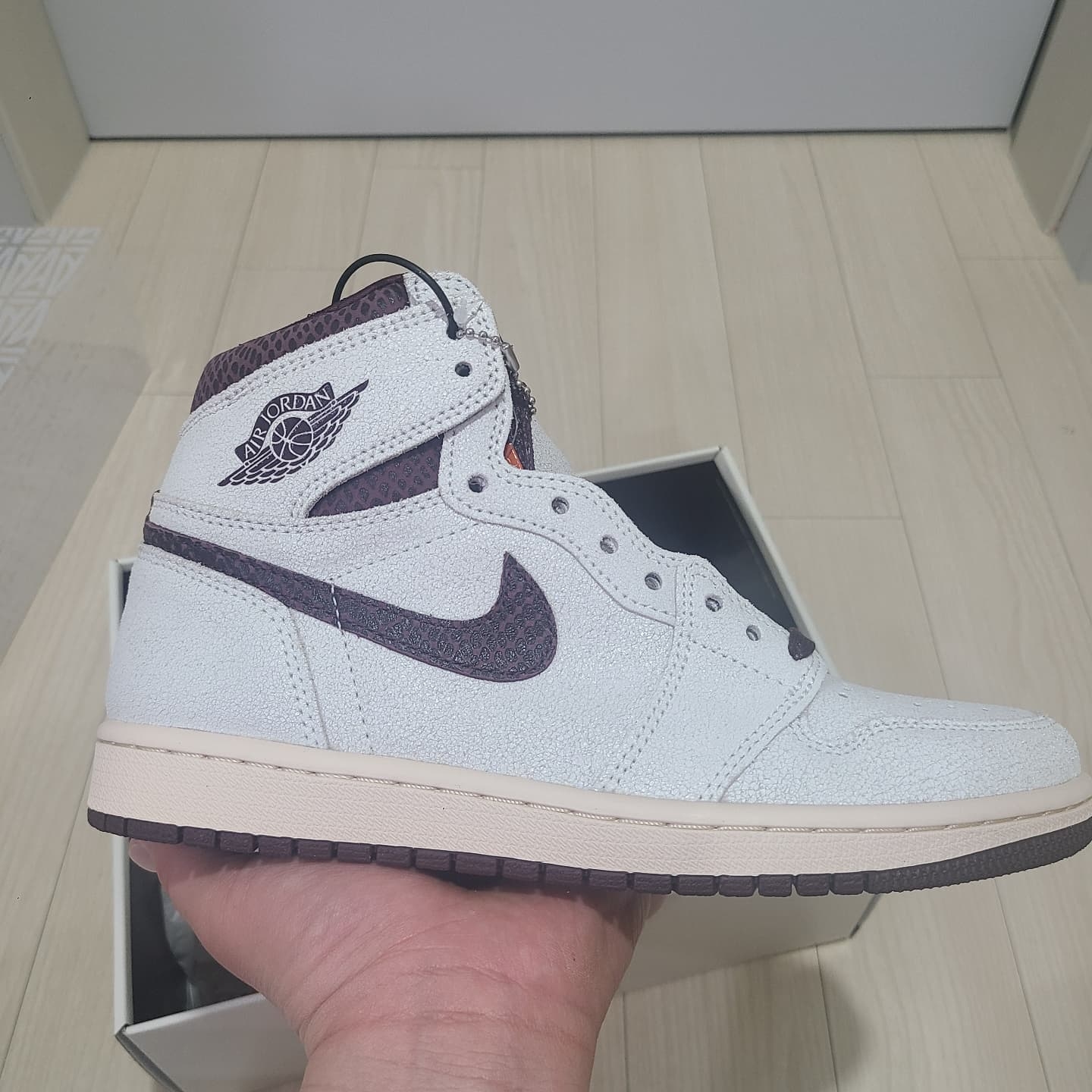 Jordan 1 x A Ma Maniere Retro High OG SP Sail and Burgundy 착용 스타일 - 4