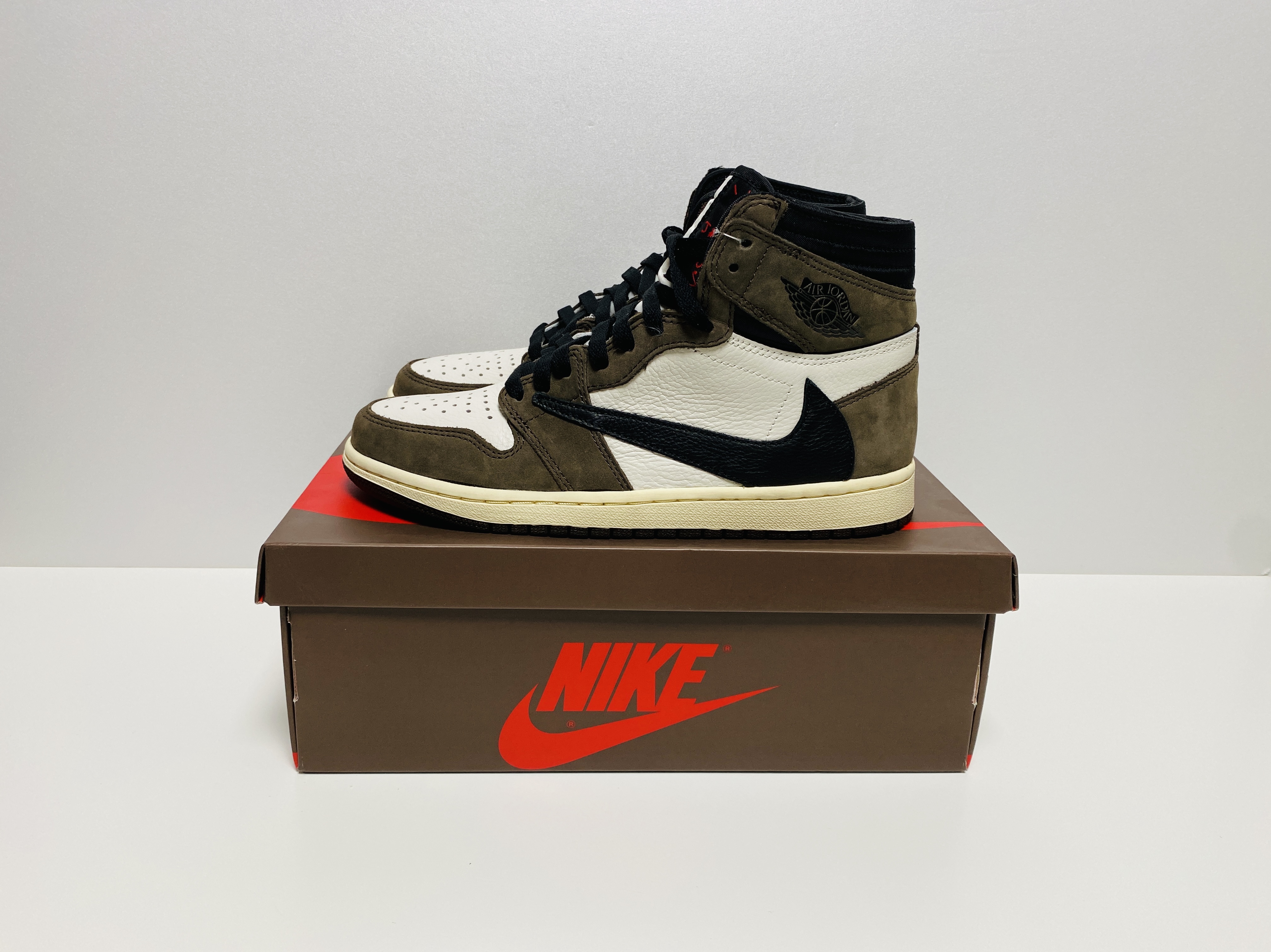 Jordan 1 x Travis Scott Retro High OG SP Mocha 착용 스타일 - 1