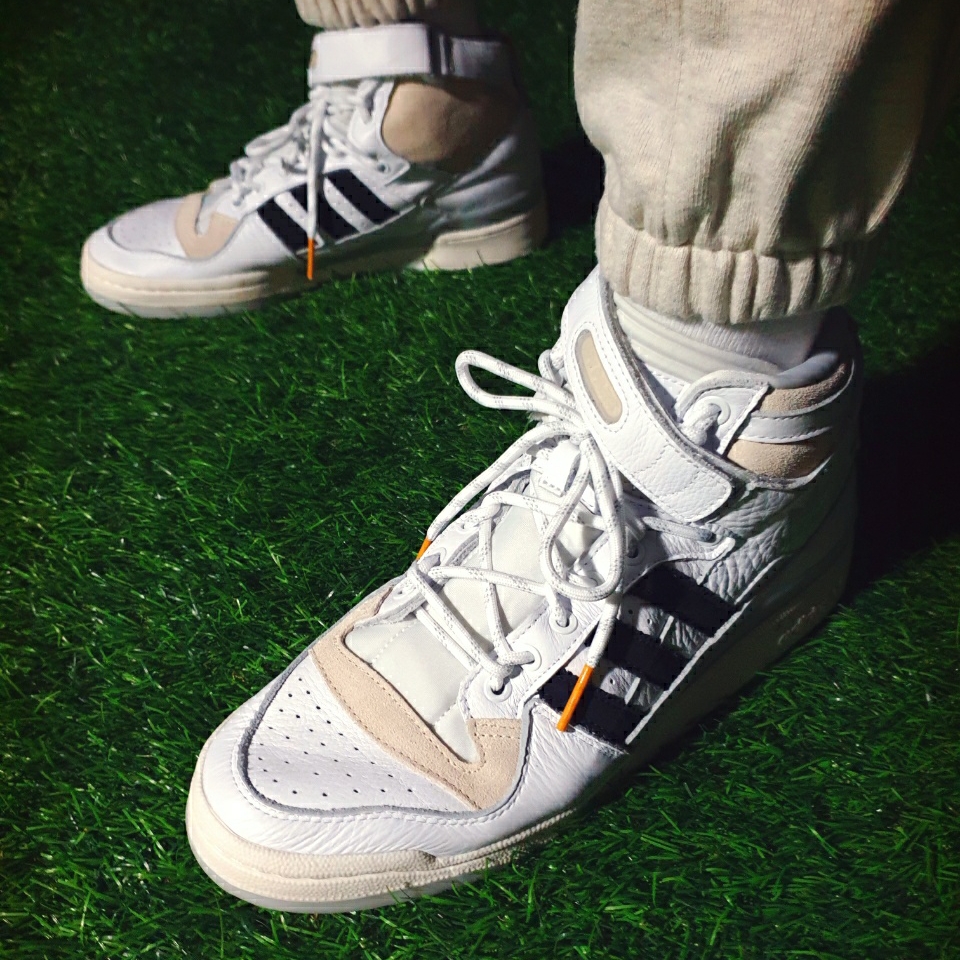 Adidas x Beyonce Ivy Park Forum Mid White Mesa 착용 스타일 - 5