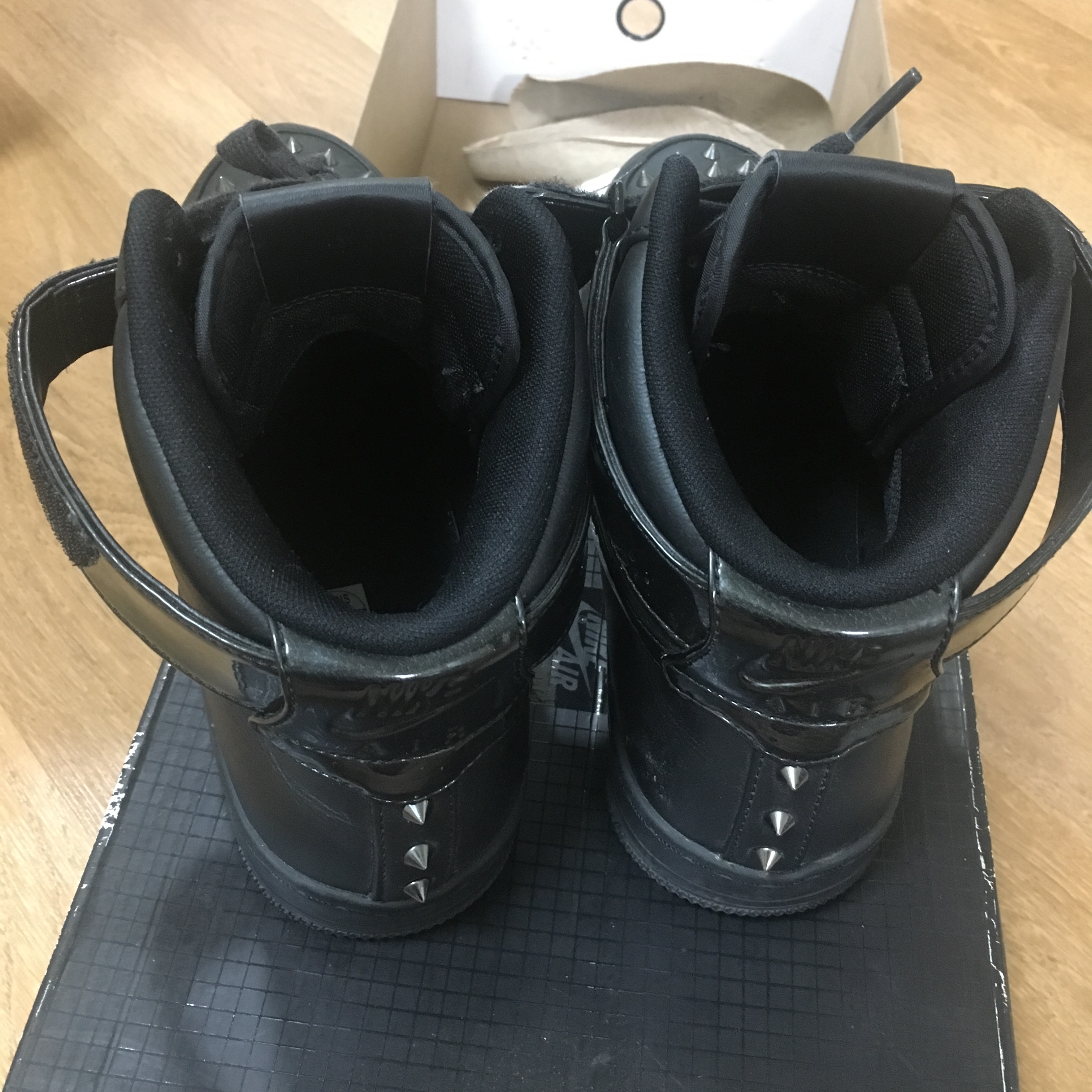 Nike Air Force 1 Downtown High Spike Black 착용 스타일 - 4