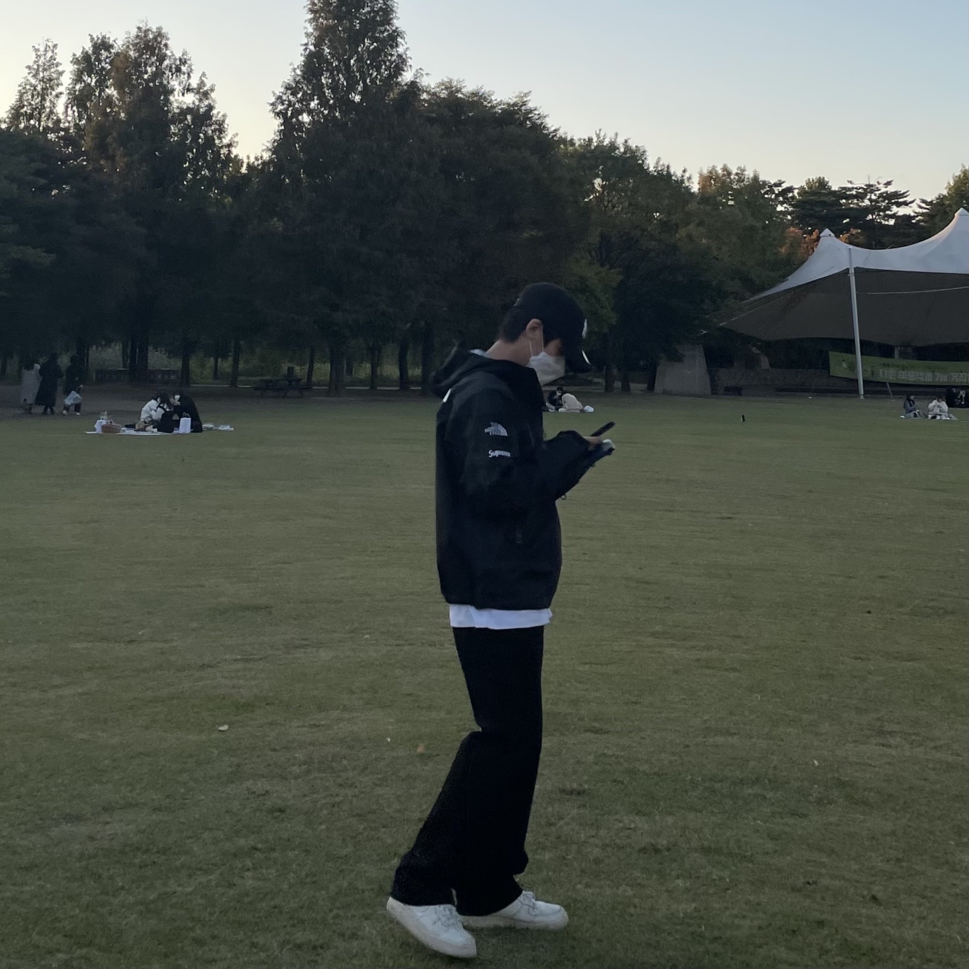 Supreme x The North Face Summit Series Outer Tape Seam Jacket Black - 21SS, Nike Air Force 1 '07 LV8 Timeless Classic 착용 스타일