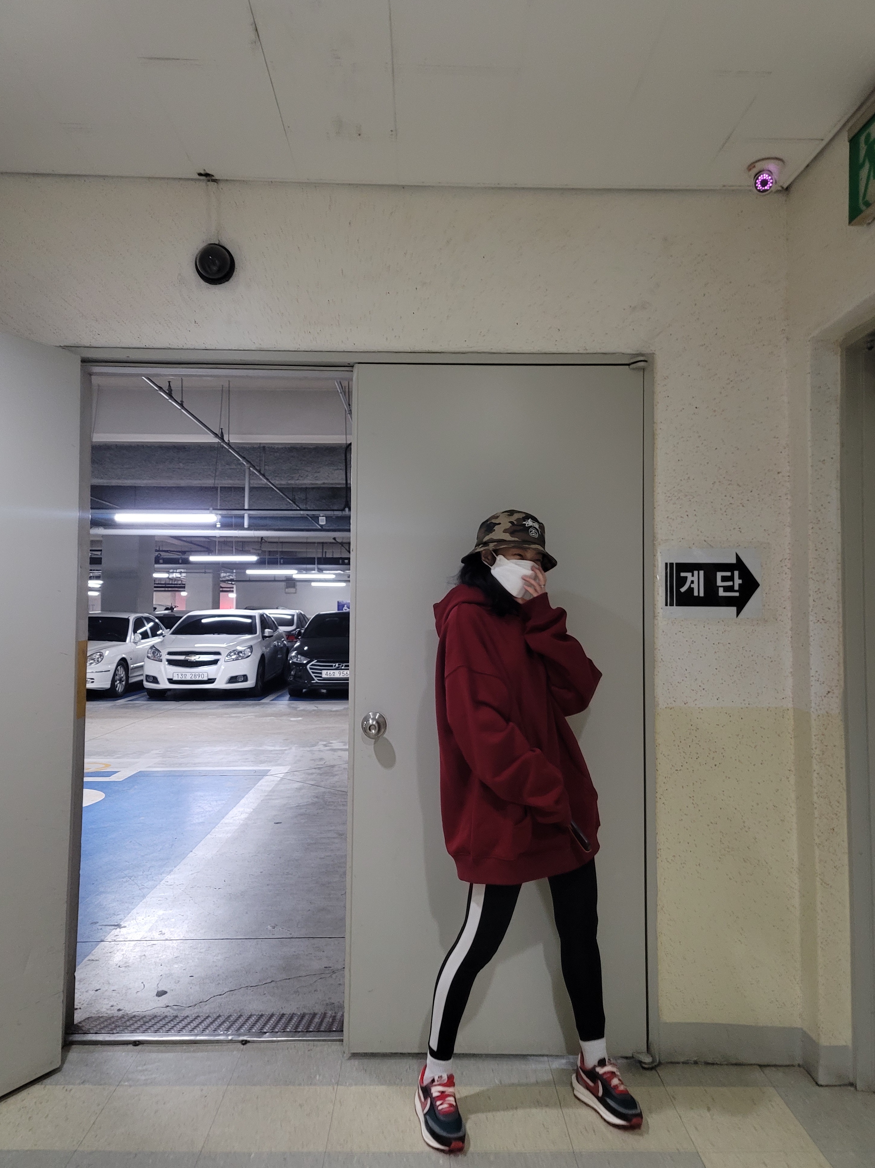 Nike x Sacai x Undercover LDWaffle Midnight Spruce University Red, IAB Studio Hoodie Raspberry 착용 스타일 - 1