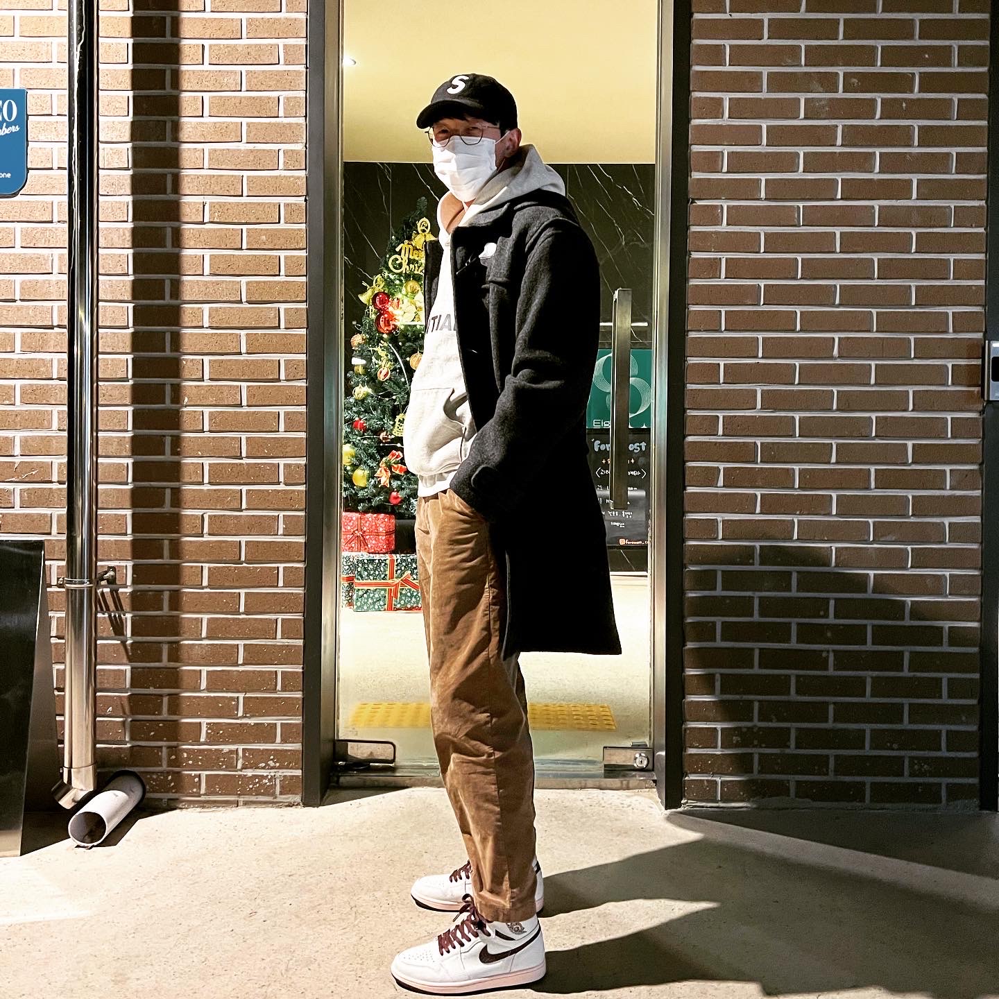 Jordan 1 x A Ma Maniere Retro High OG SP Sail and Burgundy 착용 스타일