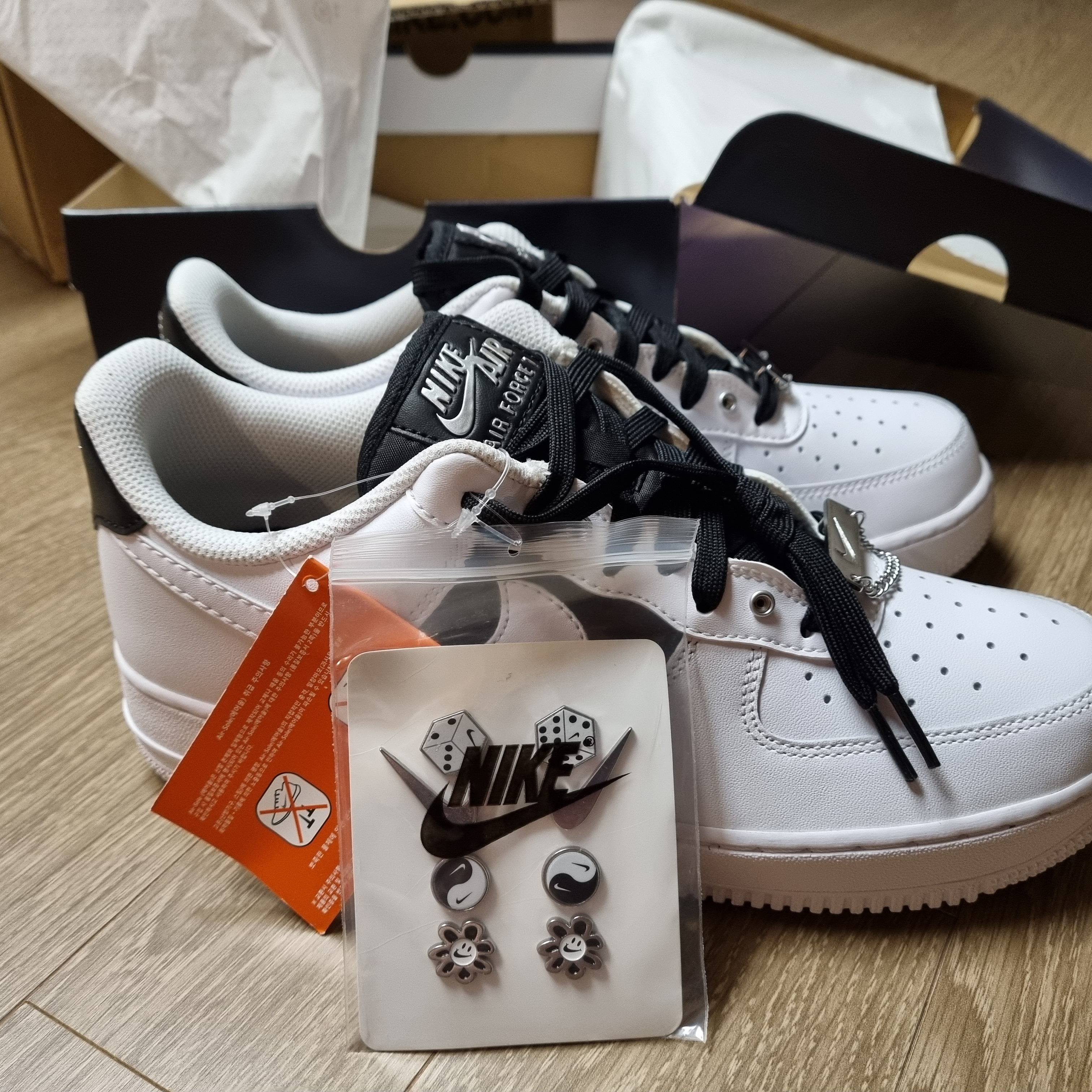 Nike Air Force 1 '07 PRM White Black 착용 스타일 - 2