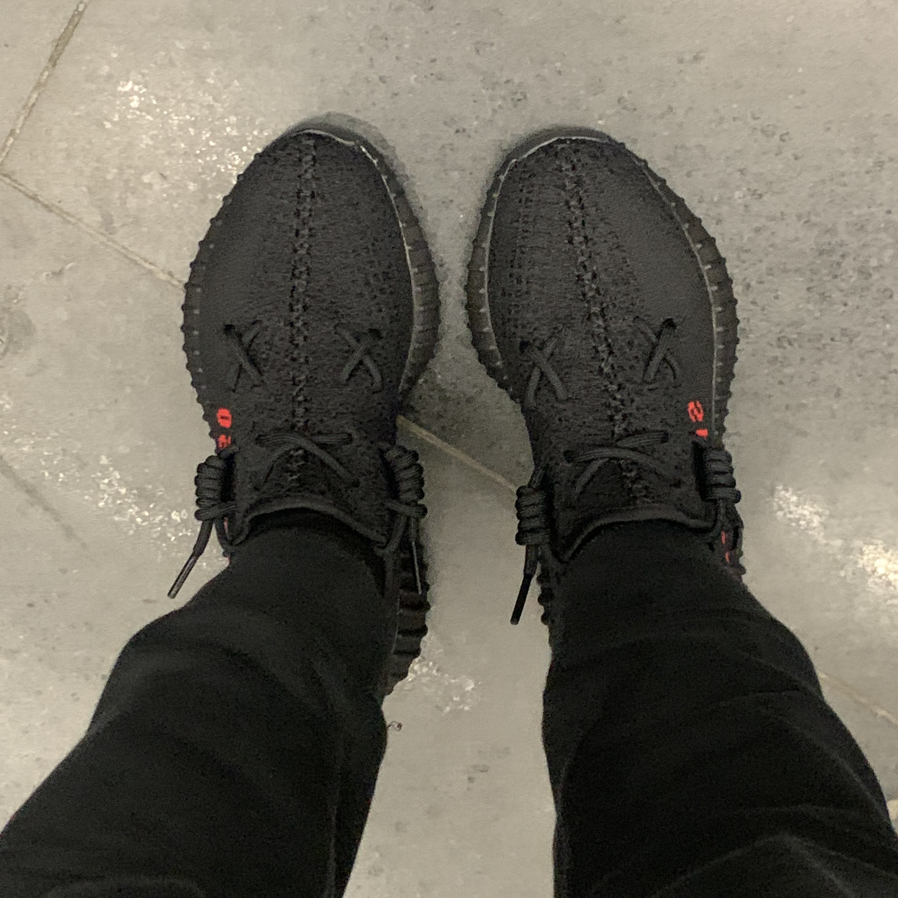Adidas Yeezy Boost 350 V2 Black Red 2020 착용 스타일