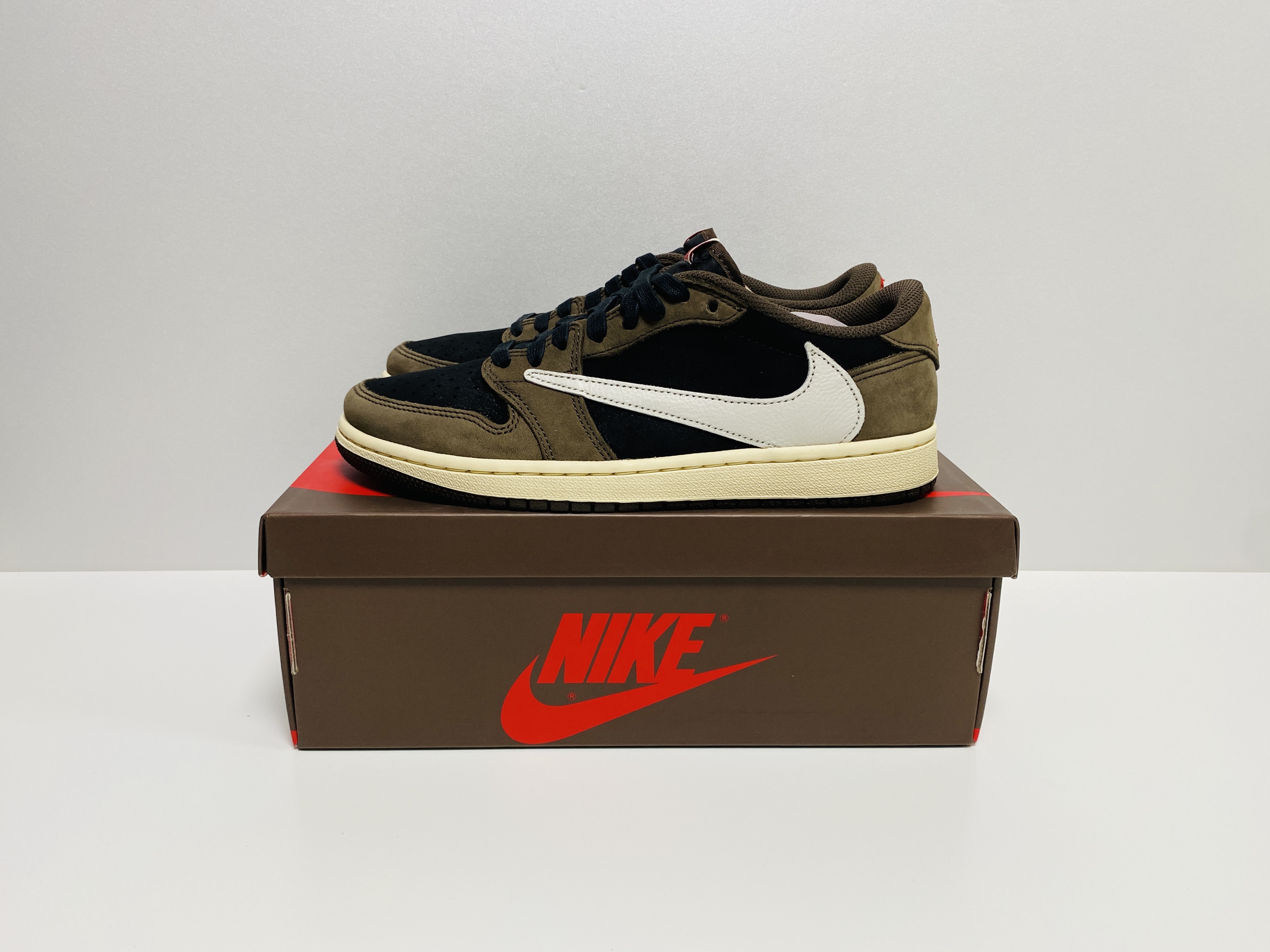 Jordan 1 x Travis Scott Retro Low OG SP Mocha 착용 스타일 - 1