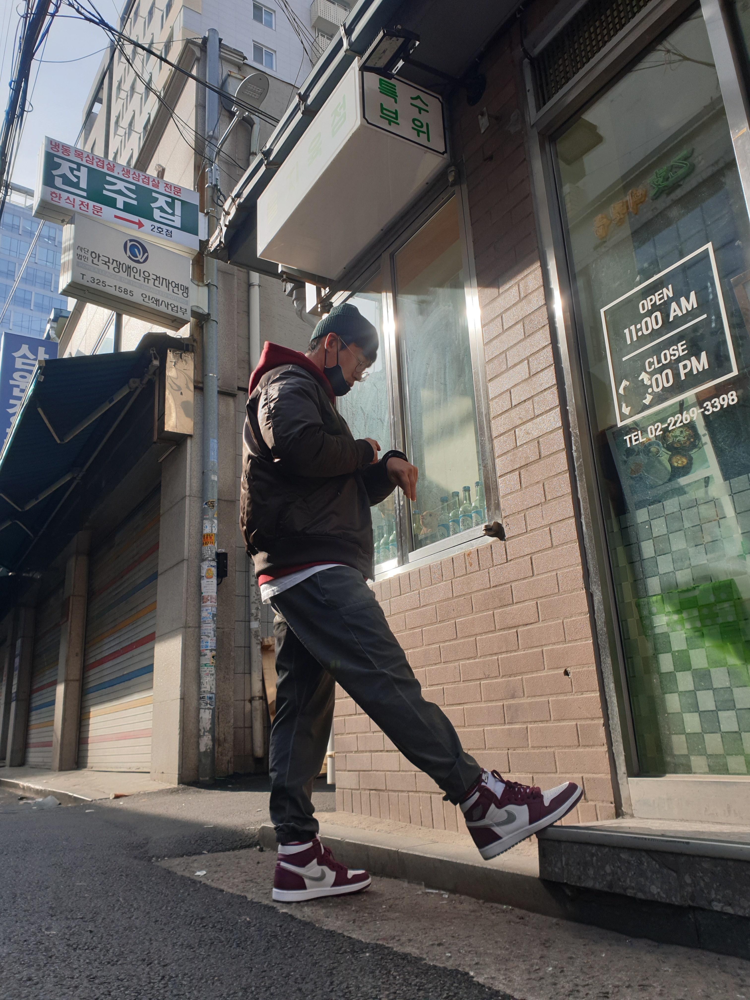 Jordan 1 Retro High OG Bordeaux, IAB Studio Hoodie Raspberry 착용 스타일 - 3