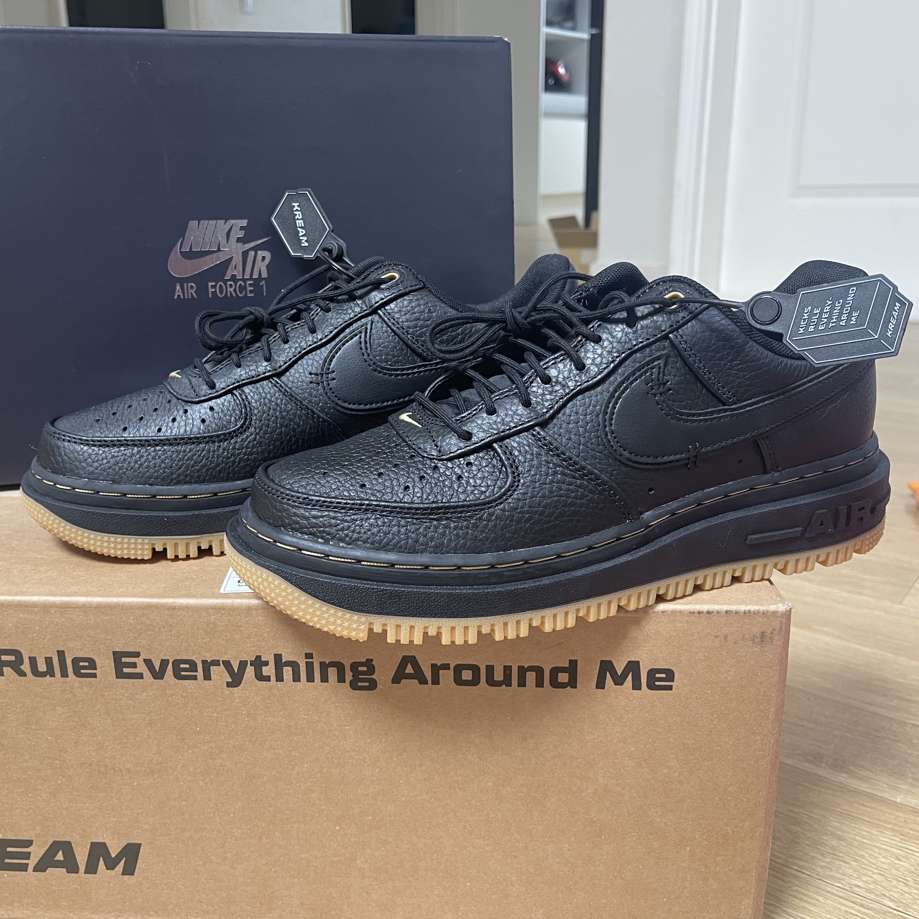 Nike Air Force 1 Luxe Black 착용 스타일 - 1