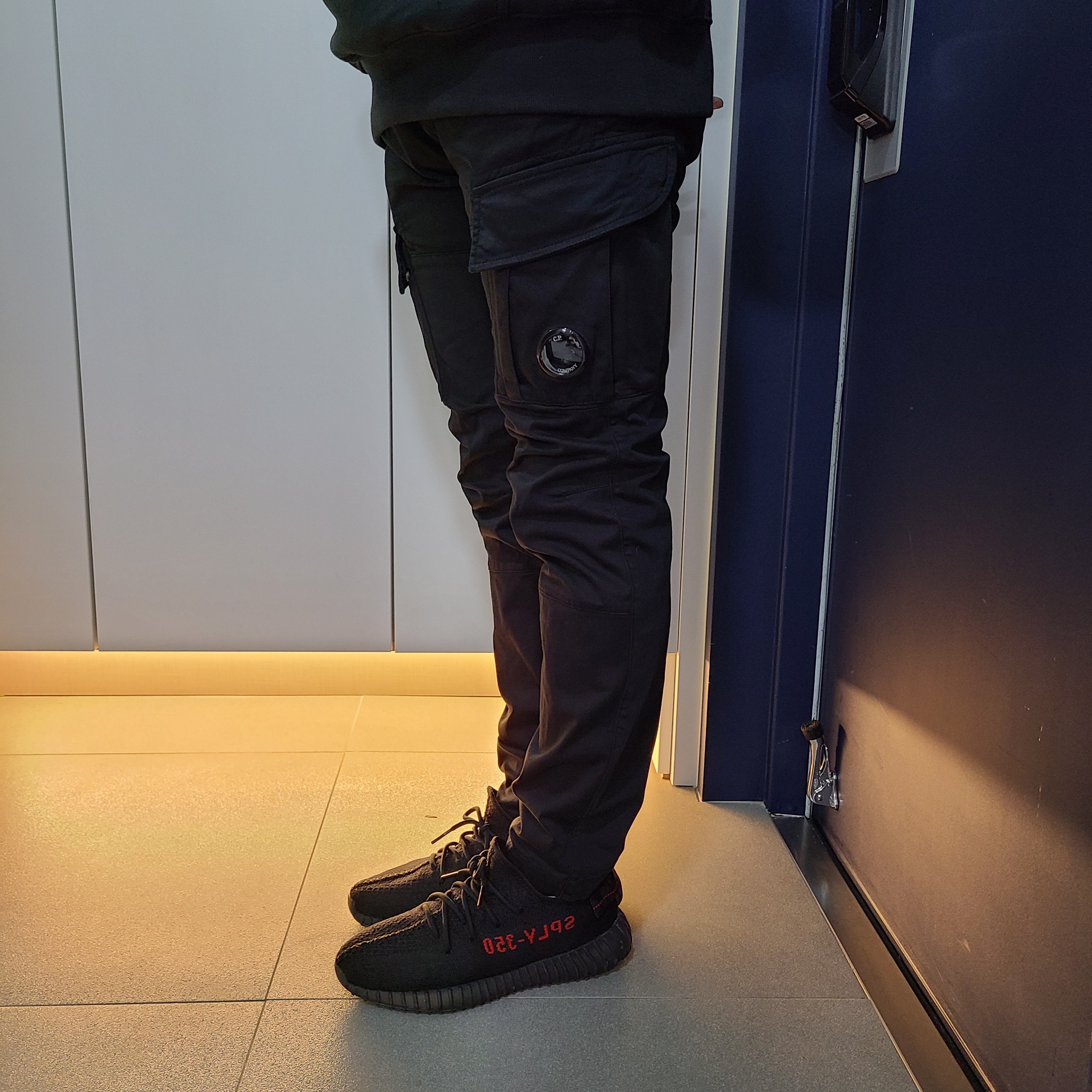 Adidas Yeezy Boost 350 V2 Black Red 2020, Palace Mix Up Hood Black - 21SS 착용 스타일