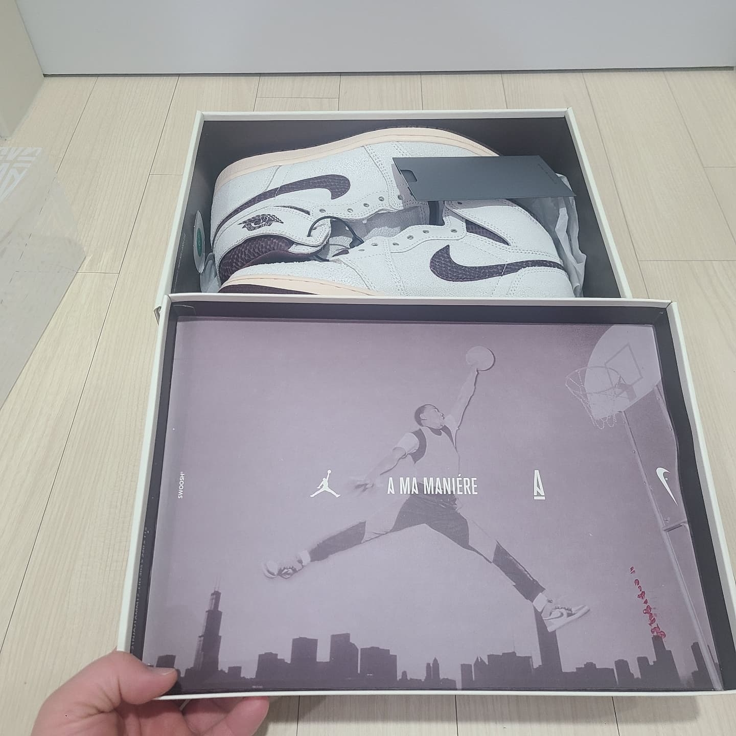 Jordan 1 x A Ma Maniere Retro High OG SP Sail and Burgundy 착용 스타일 - 3
