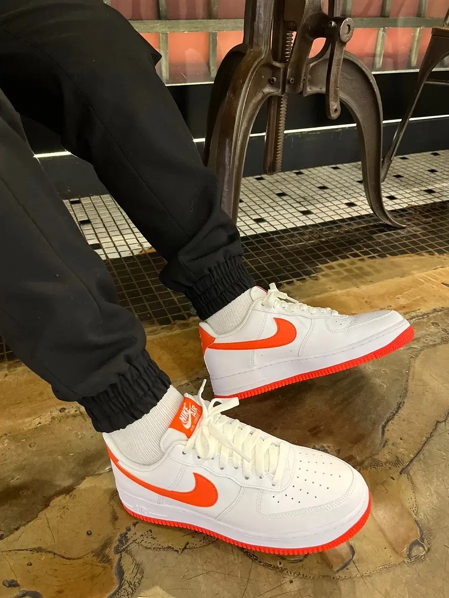 Nike Air Force 1 '07 Low White Team Orange 착용 스타일 - 2