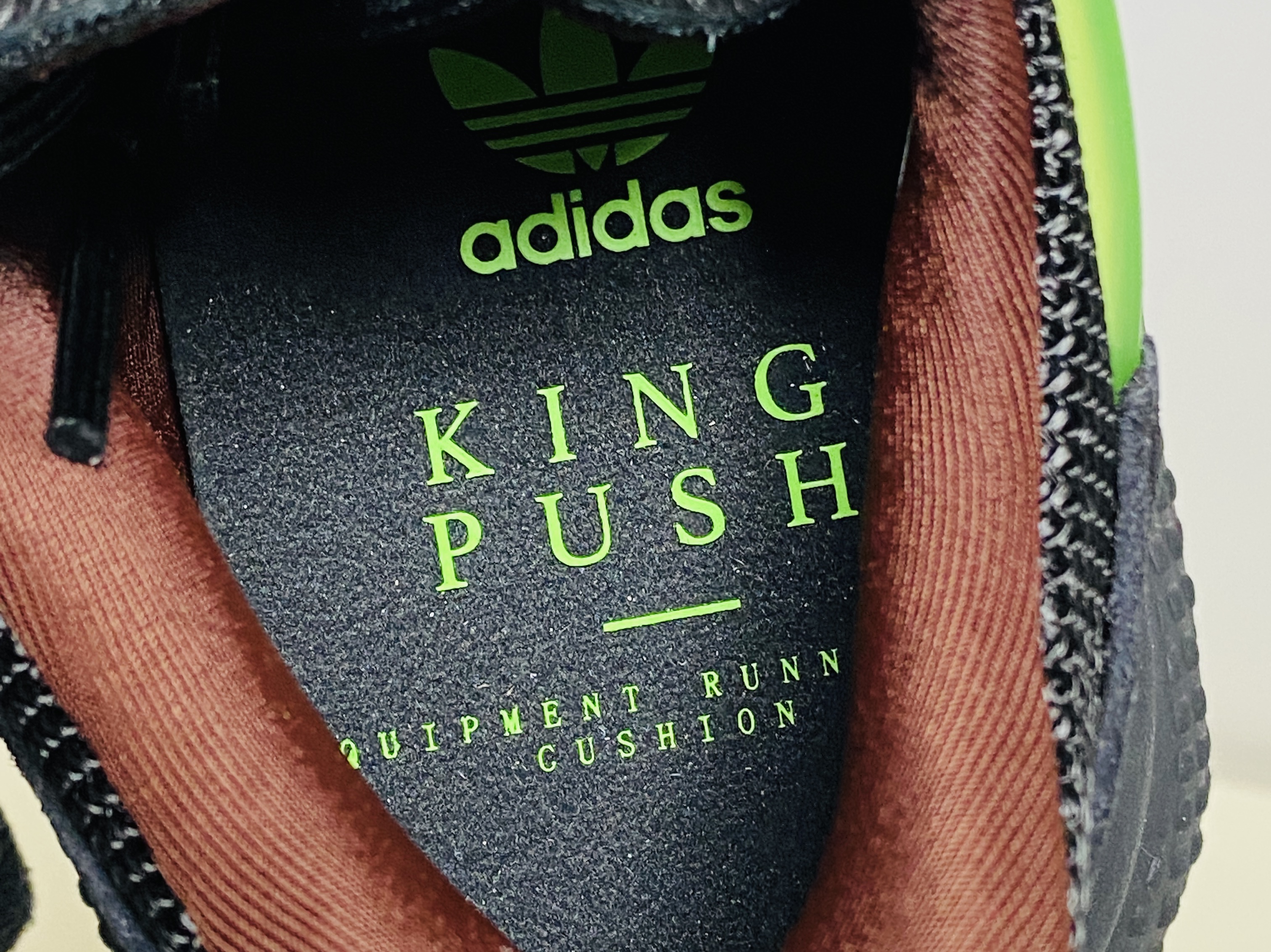 Adidas x Pusha T Ozweego Mystery Brown 착용 스타일 - 2