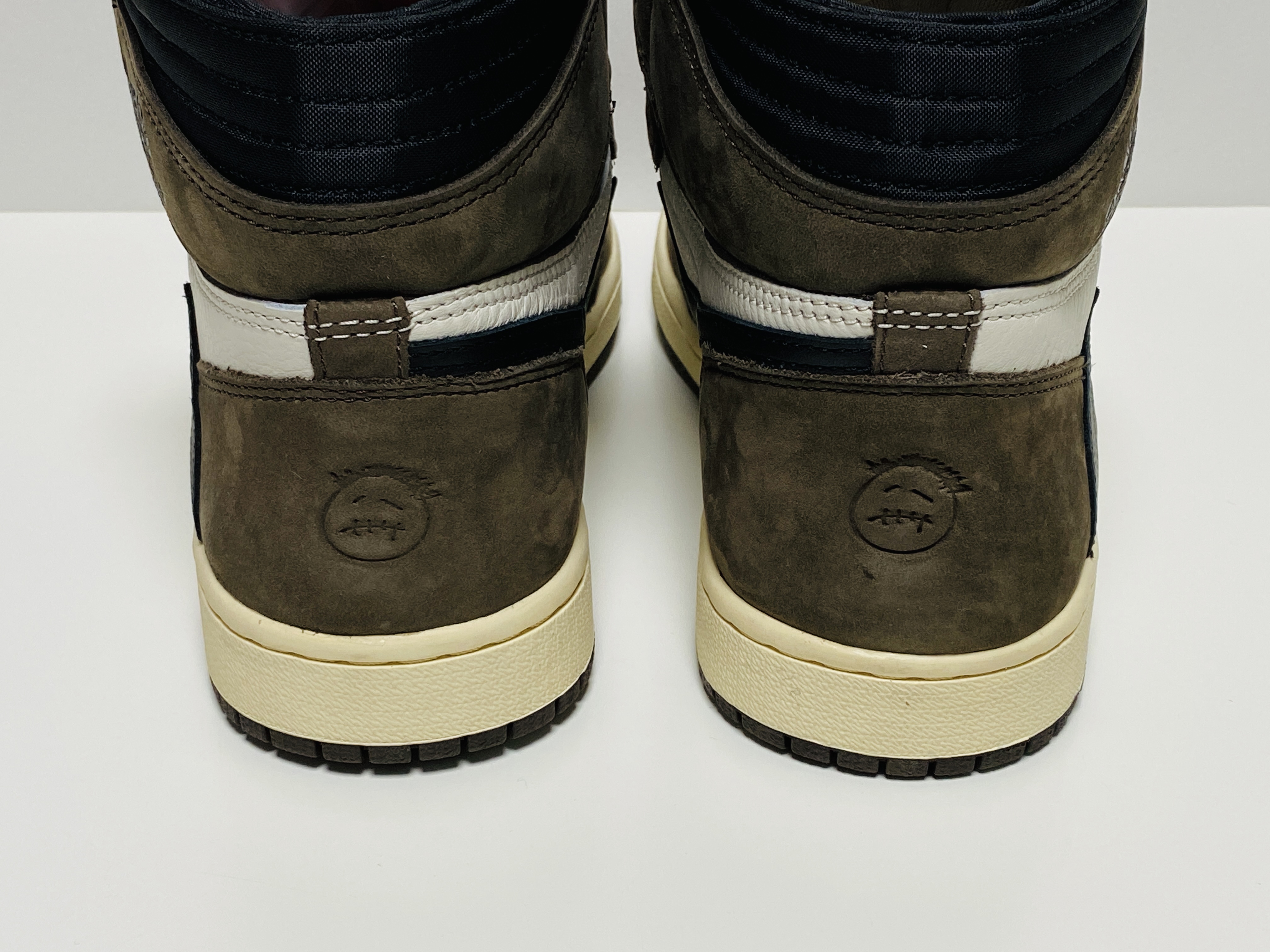 Jordan 1 x Travis Scott Retro High OG SP Mocha 착용 스타일 - 5