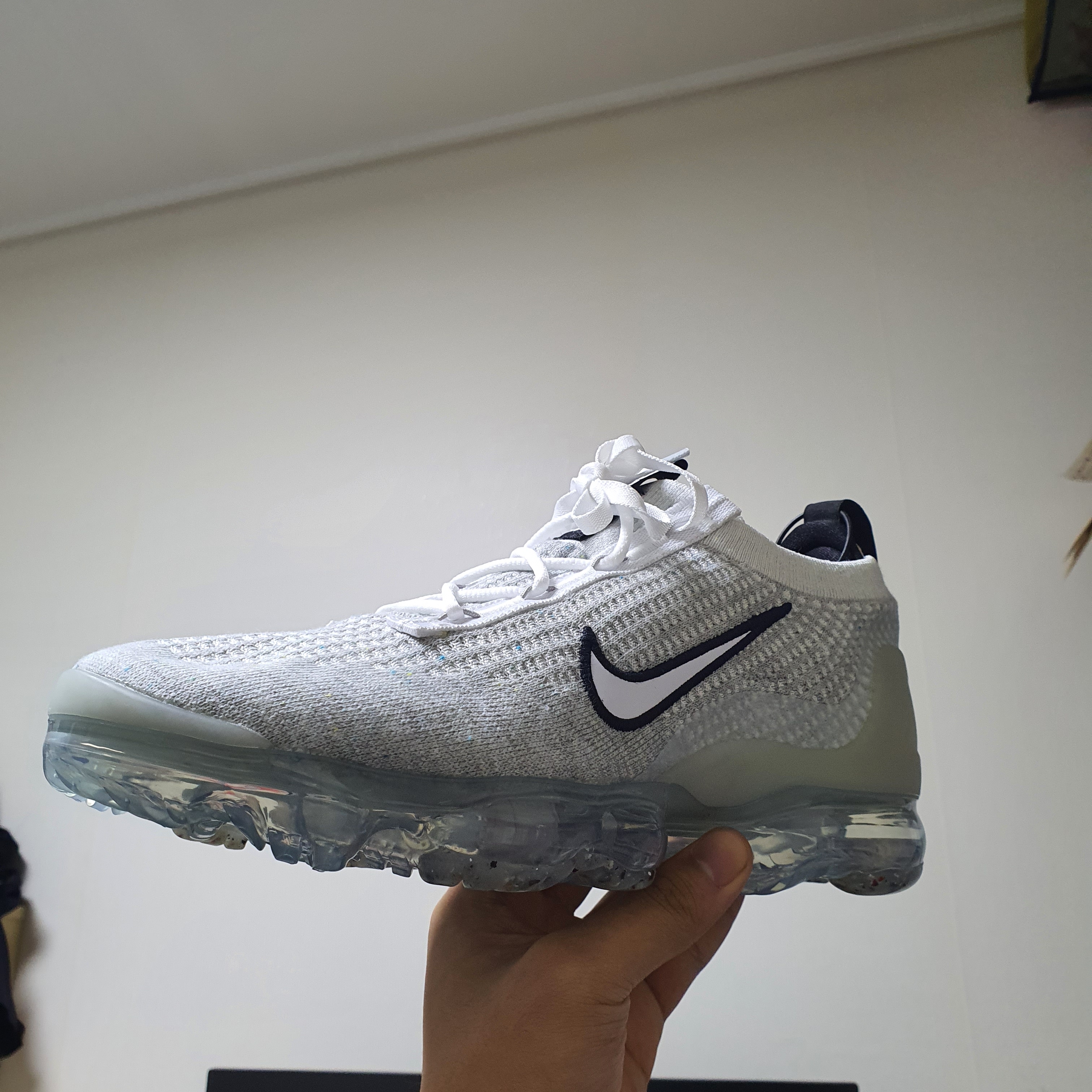 Nike Air VaporMax 2021 Flyknit White 착용 스타일 - 2
